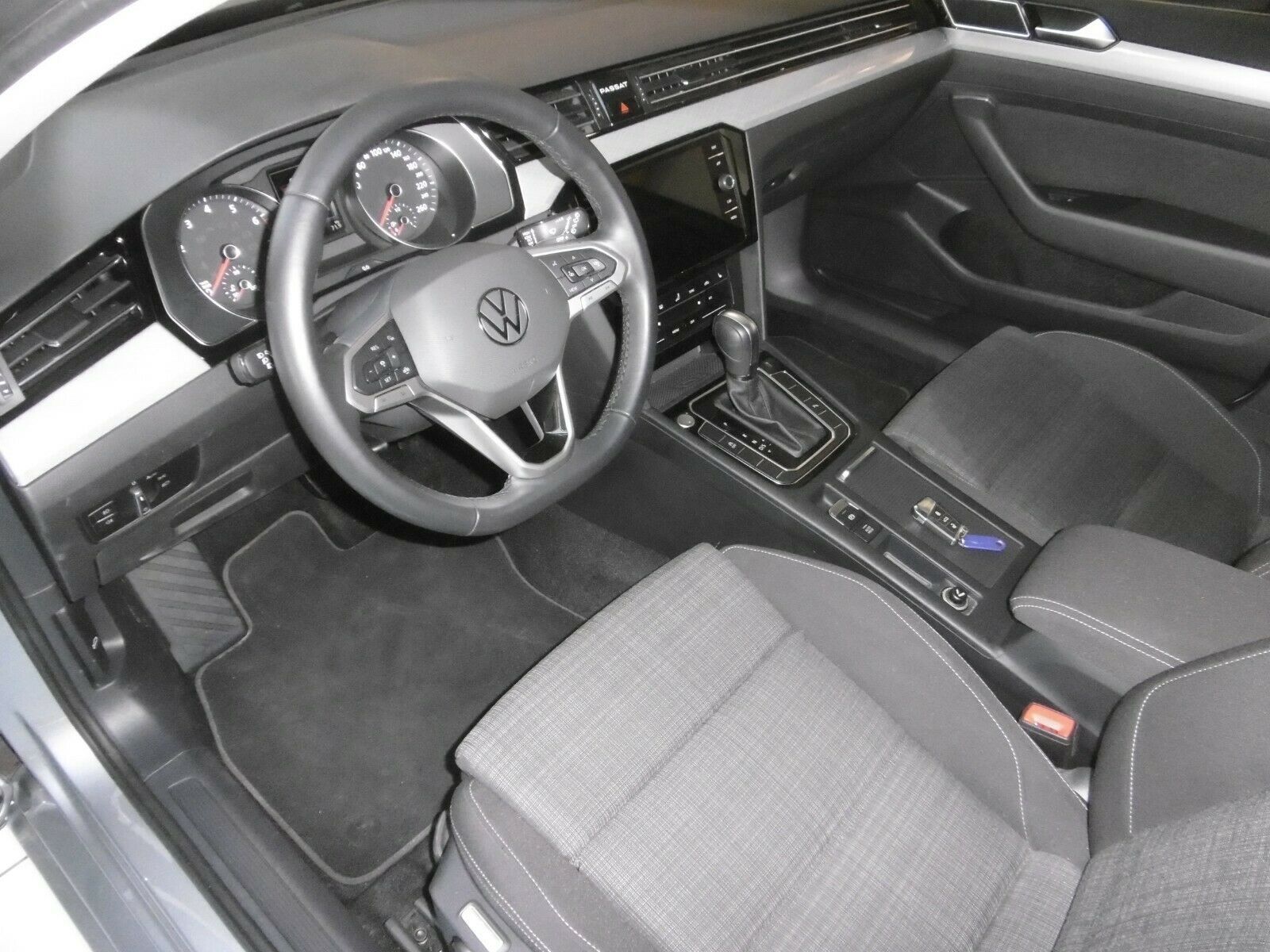 Fahrzeugabbildung Volkswagen Passat Variant 1.5 TSI  Business NAVI AHK PDC