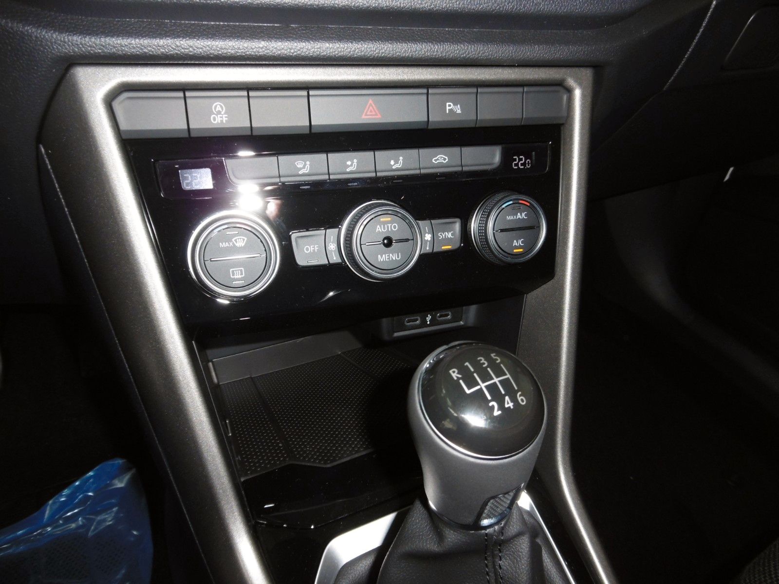 Fahrzeugabbildung Volkswagen T-Roc Style 1.5 TSI  - LED NAVI APP PDC