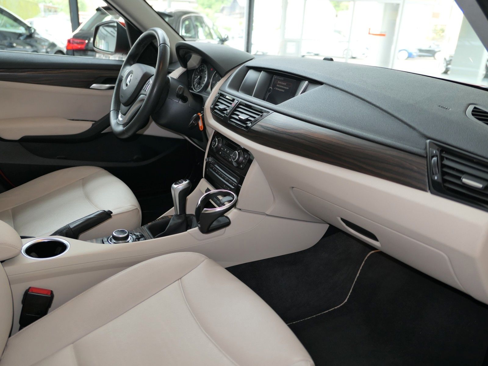 Fahrzeugabbildung BMW X1 sDrive 18i *X-Line*NAVI*LM18"LEDER"