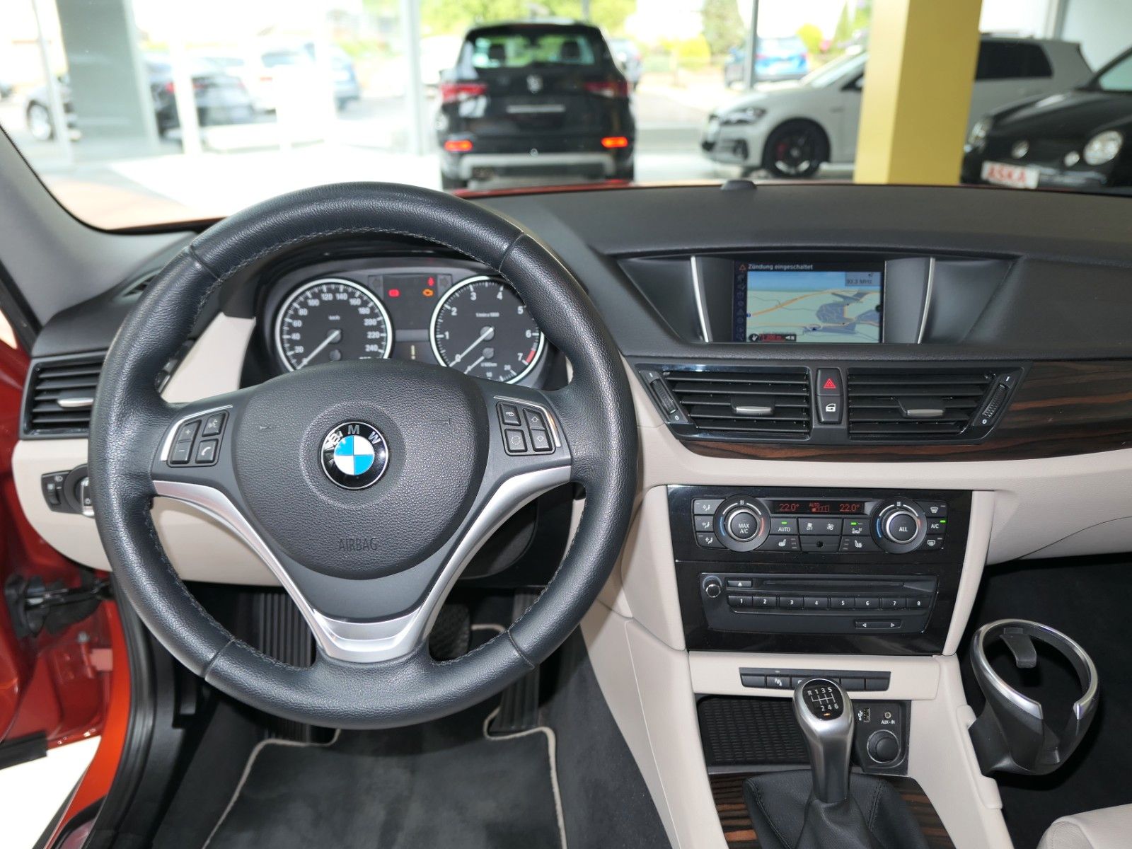 Fahrzeugabbildung BMW X1 sDrive 18i *X-Line*NAVI*LM18"LEDER"