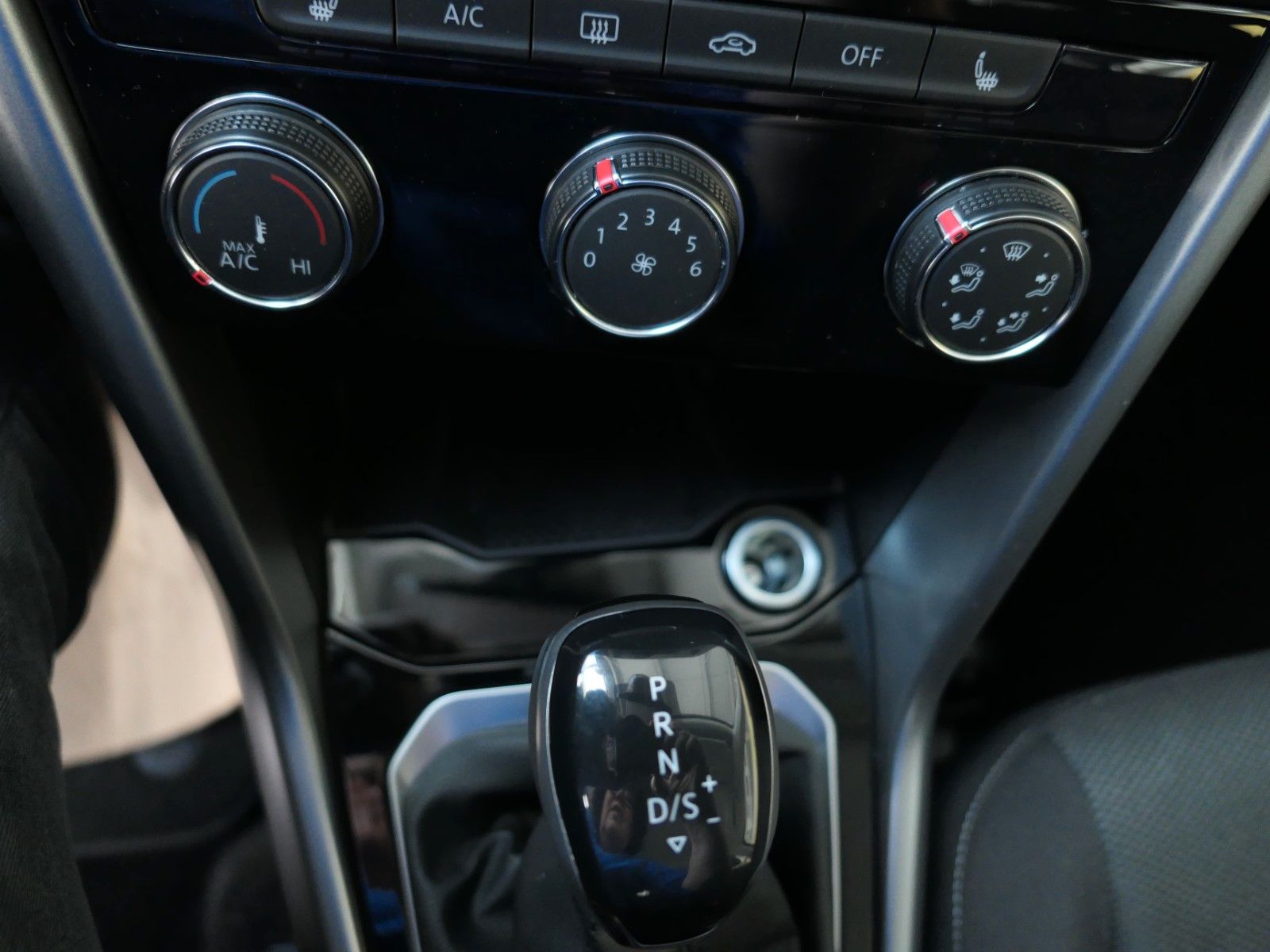 Fahrzeugabbildung Volkswagen T-Roc 1.5 TSI DSG*Navi*LM*AHK*