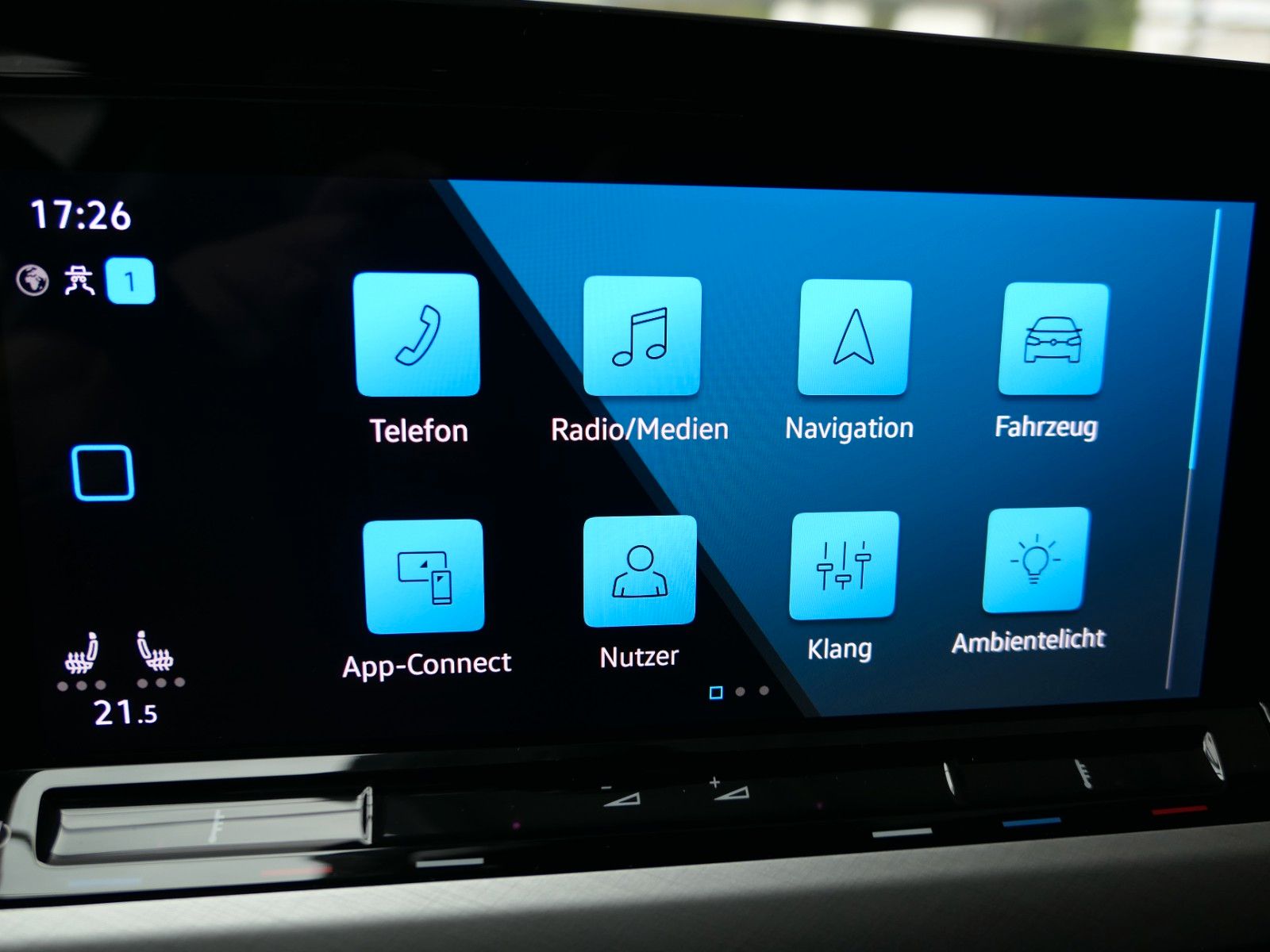 Fahrzeugabbildung Volkswagen Golf VIII 1.5 TSI  BMT NAVI + AppConnect*ACC*PDC