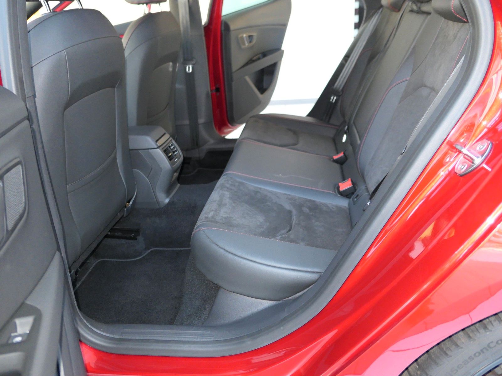 Fahrzeugabbildung SEAT Leon 1.5 FR Black Edit.*LM*NAVI*ACC*Soundsy.Subw