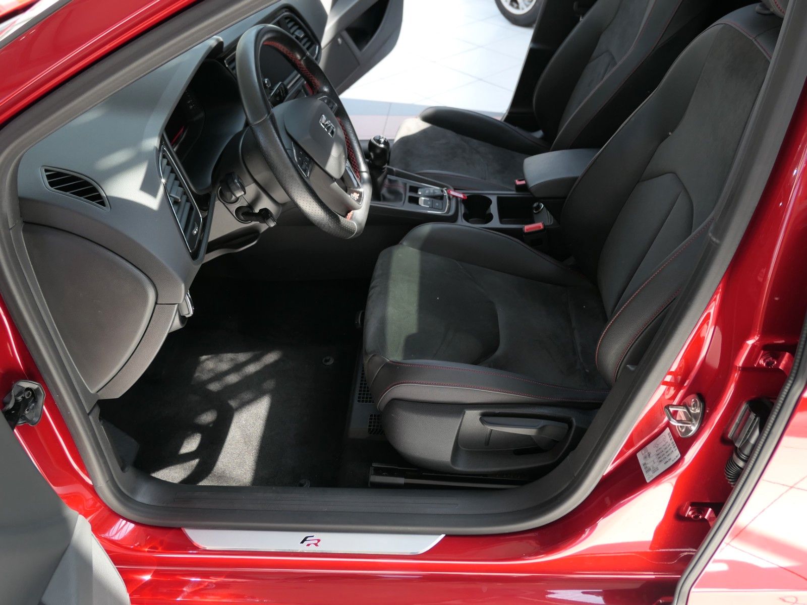 Fahrzeugabbildung SEAT Leon 1.5 FR Black Edit.*LM*NAVI*ACC*Soundsy.Subw