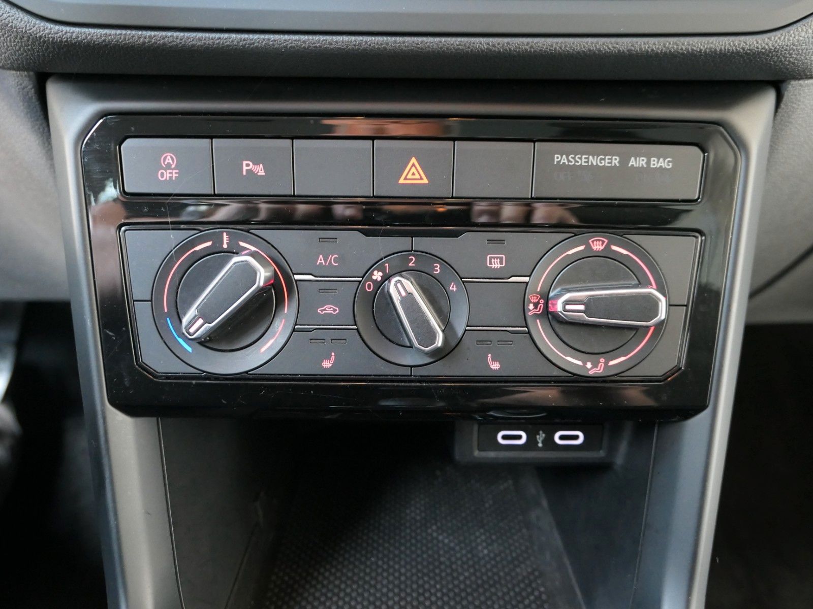 Fahrzeugabbildung Volkswagen T-Cross Life*AppConnect* SHZ*LM*Notbremsass.