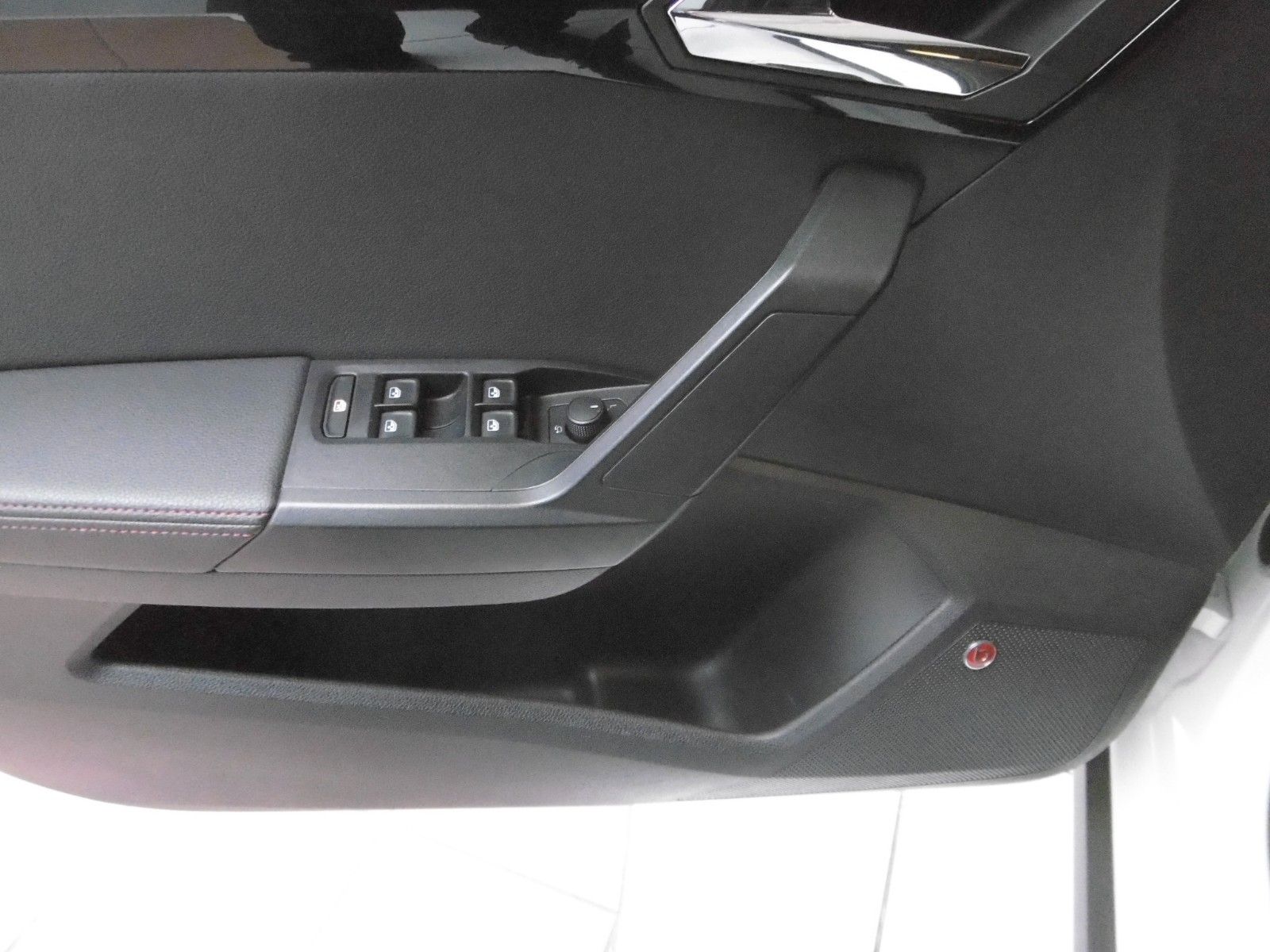 Fahrzeugabbildung SEAT Arona TSI FR Sportline BeatsAudio LM Navigation