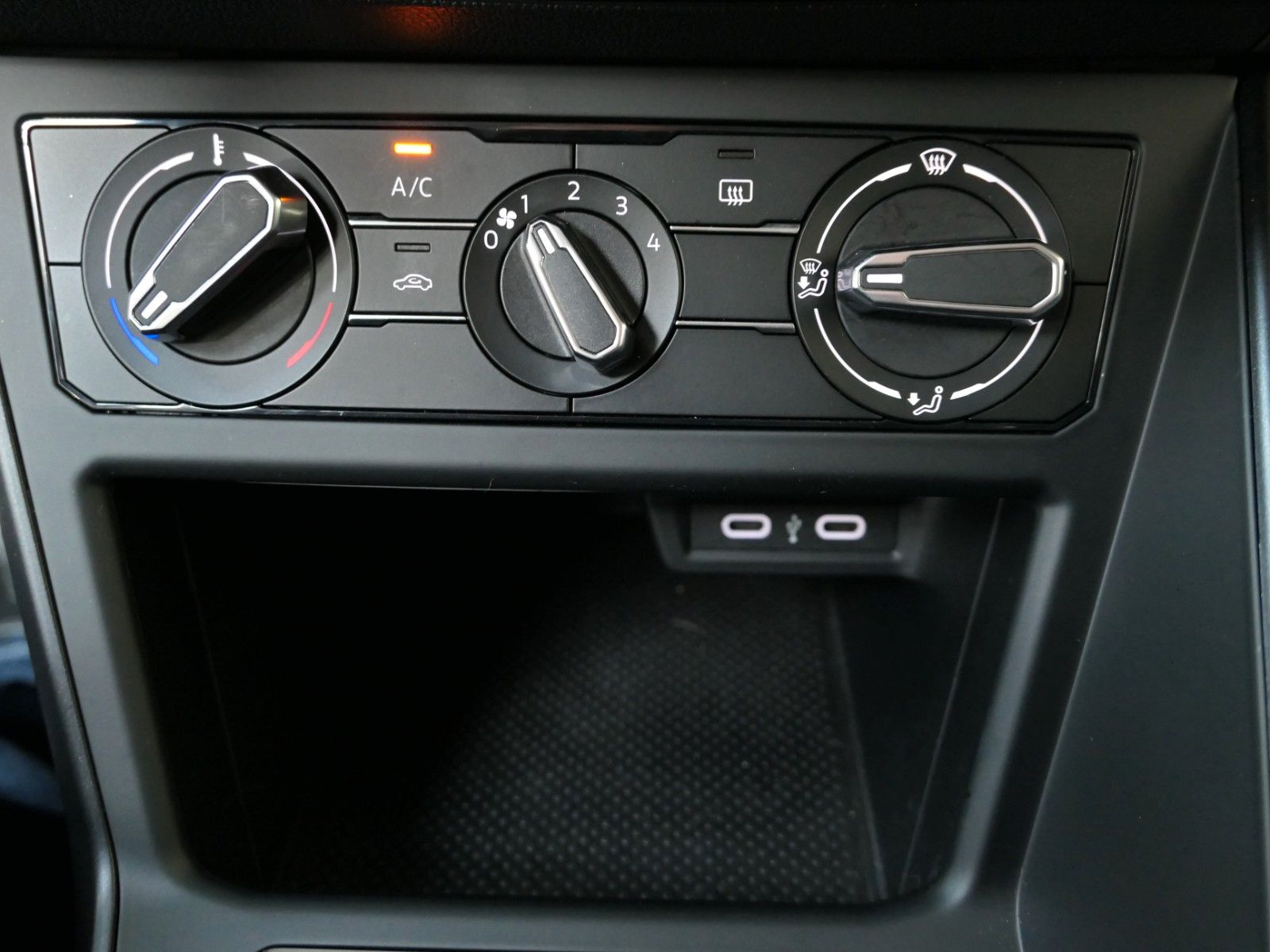 Fahrzeugabbildung Volkswagen Taigo TSI,PDC v+h*Klima*LED Scheinwerfer*wie neu