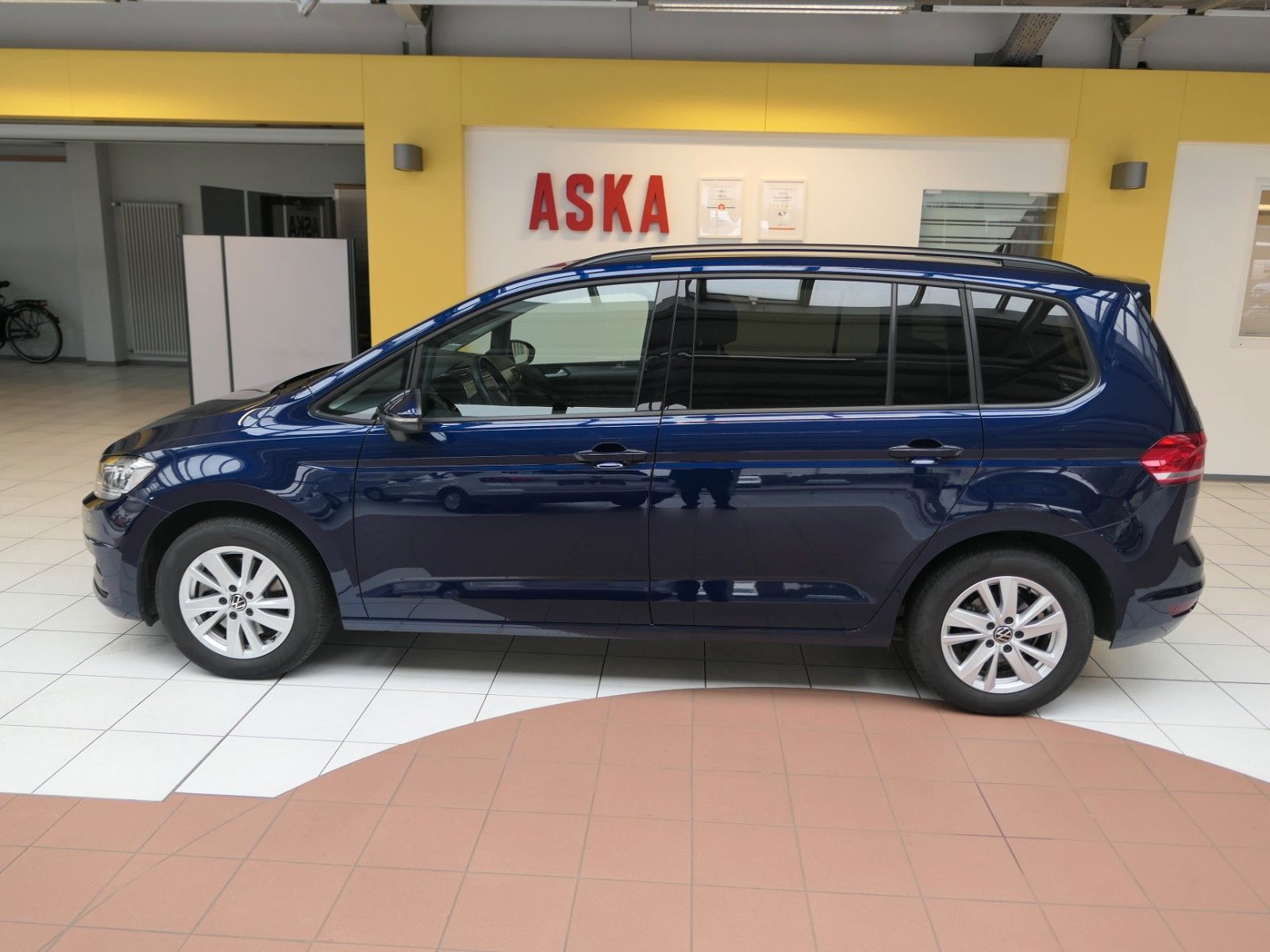 Fahrzeugabbildung Volkswagen Touran 1.5 TSI *7 Sitze*NAVI*AHK*ACC*RFK*LED...