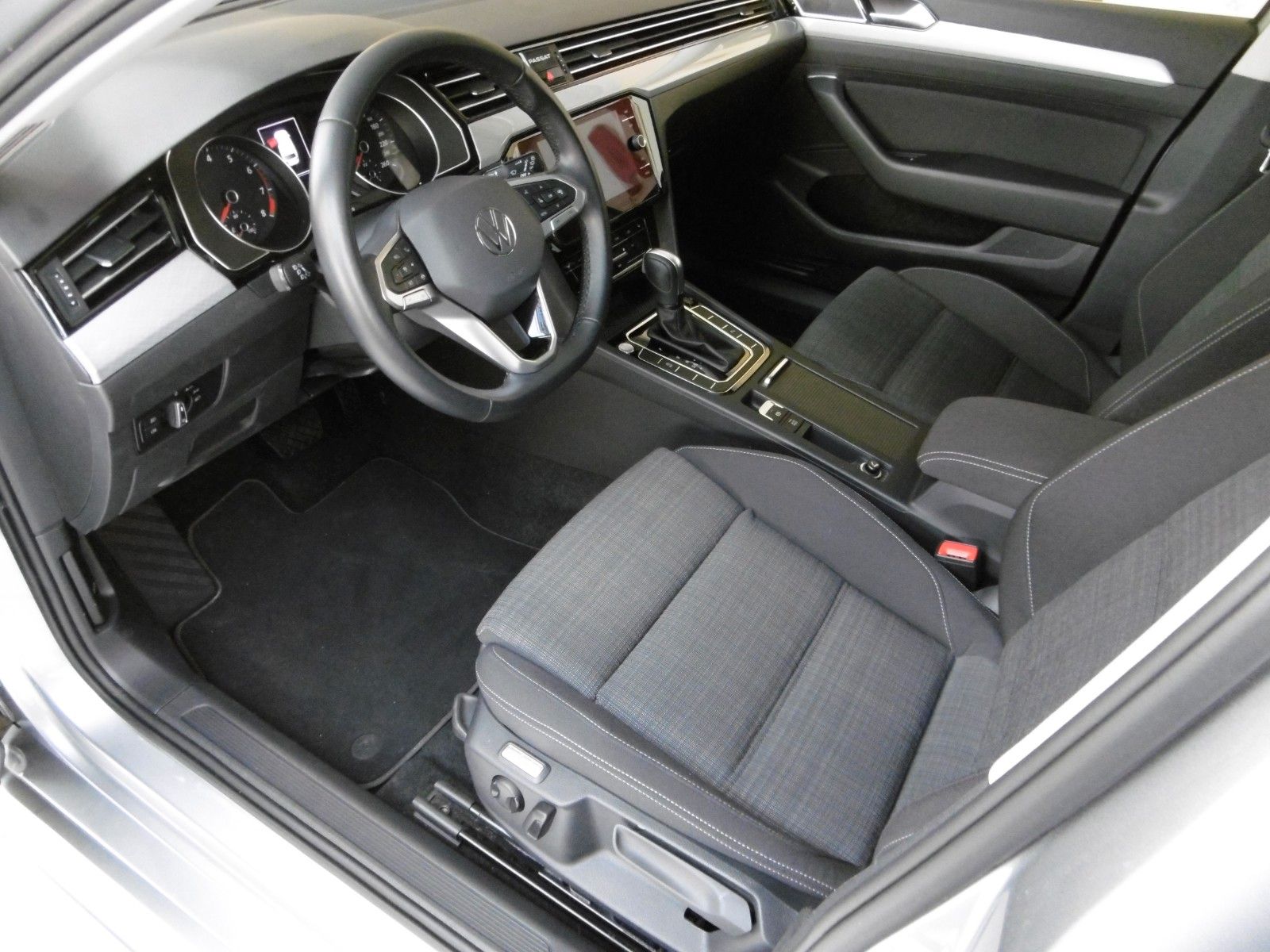 Fahrzeugabbildung Volkswagen Passat Variant 1.5 TSI  DSG NAVI LM AHK Komfort