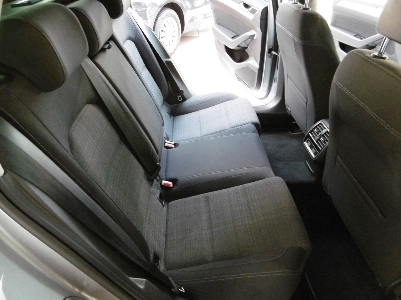 Fahrzeugabbildung Volkswagen Passat Variant 1.5 TSI  DSG NAVI LM AHK Komfort