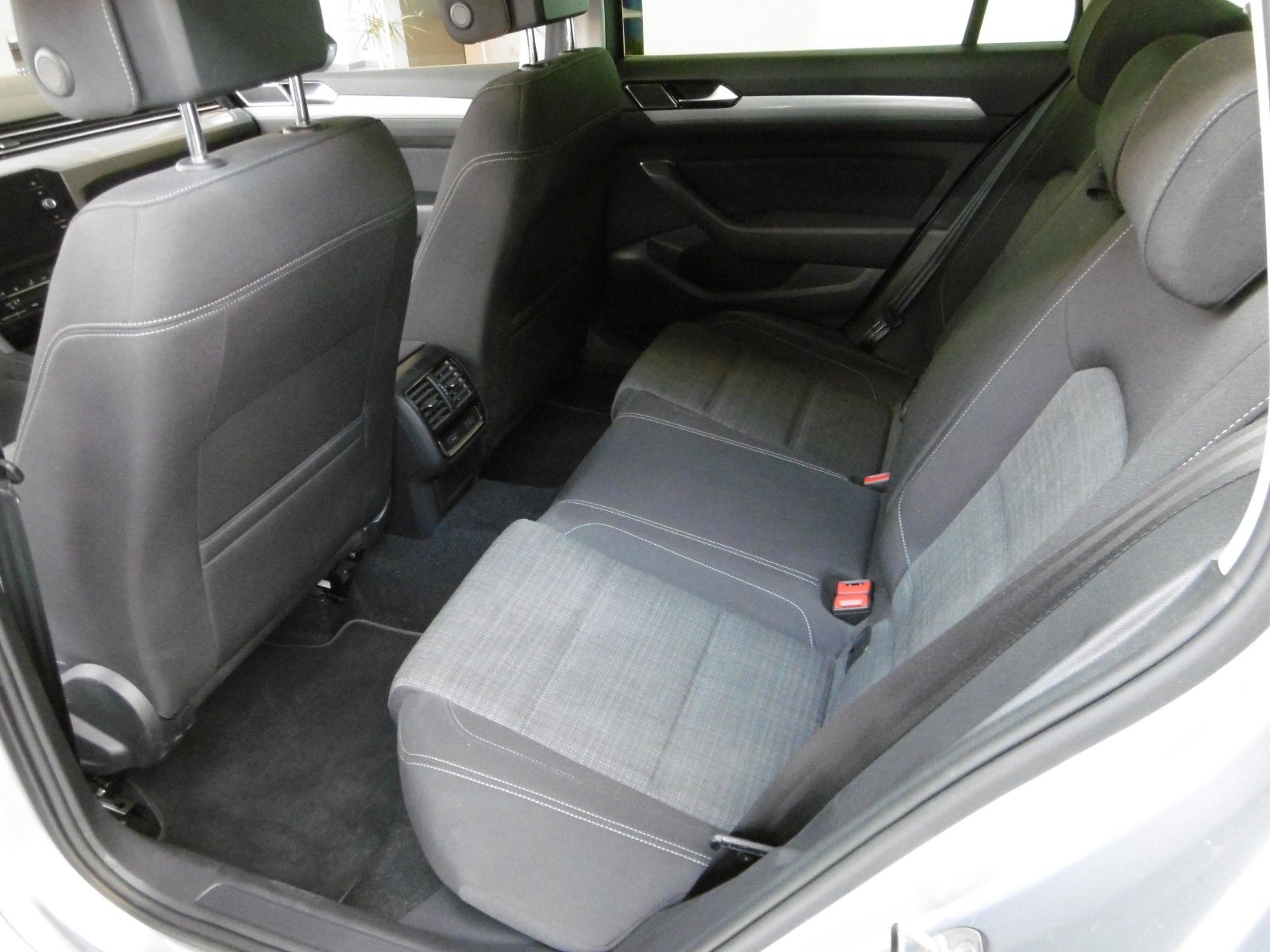 Fahrzeugabbildung Volkswagen Passat Variant 1.5 TSI  DSG NAVI LM AHK Komfort
