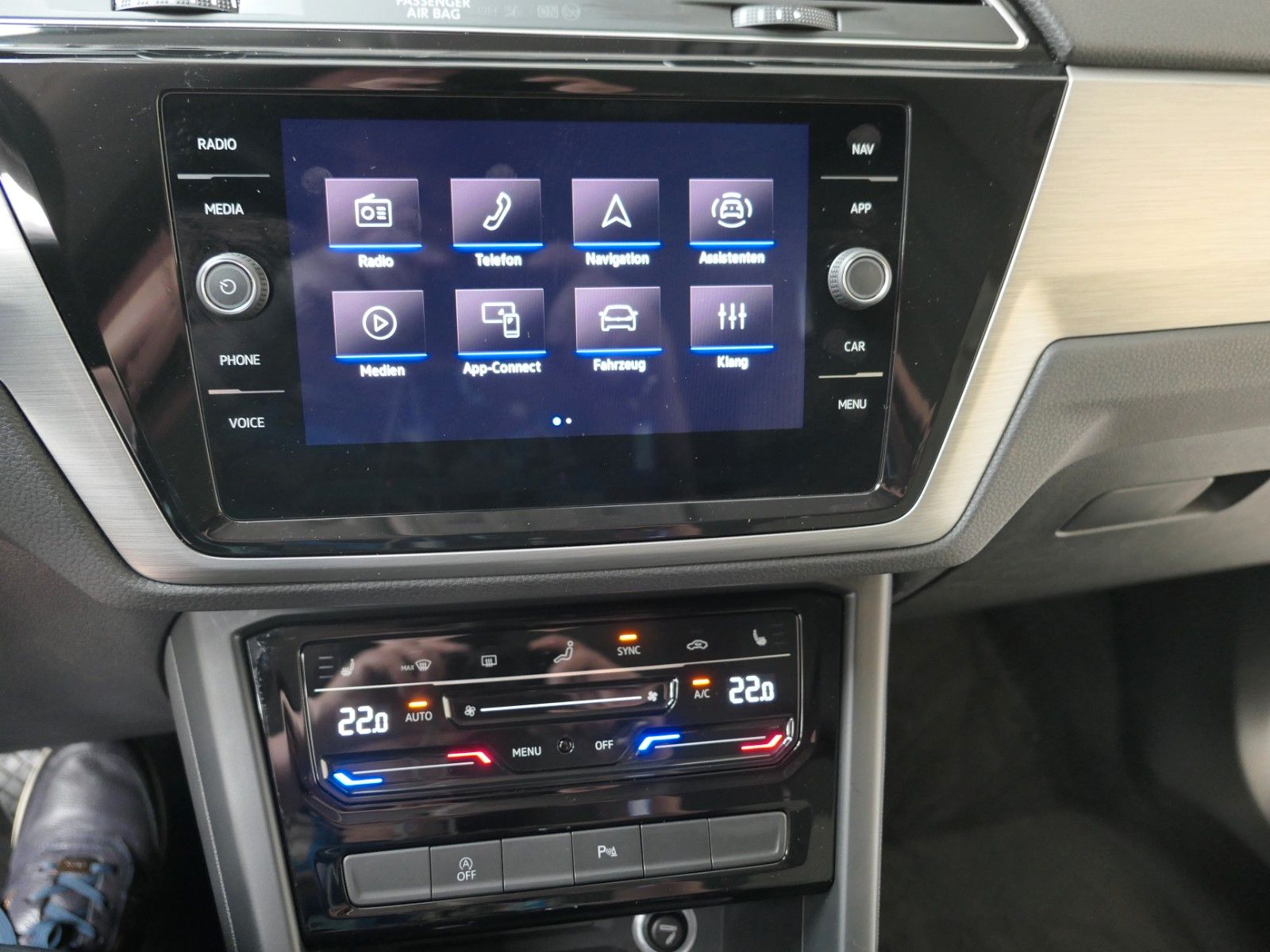 Fahrzeugabbildung Volkswagen Touran 1.5 TSI DSG*LM*NAVI*7 Sitze*DAB*AHK*ACC