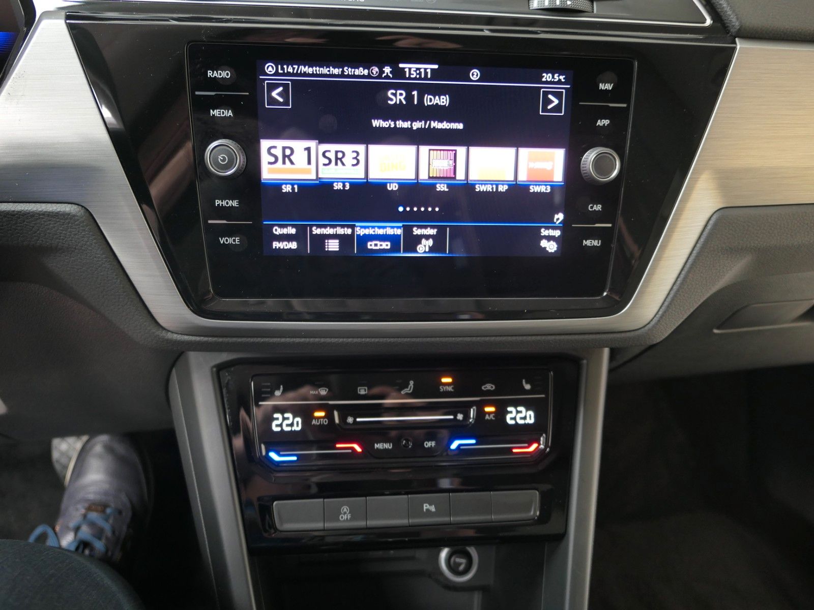 Fahrzeugabbildung Volkswagen Touran 1.5 TSI DSG*LM*NAVI*7 Sitze*DAB*AHK*ACC