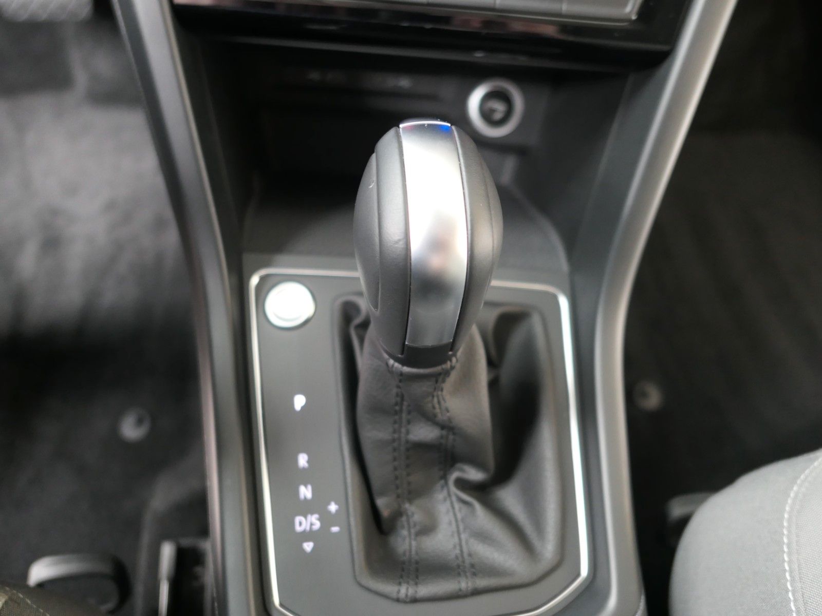 Fahrzeugabbildung Volkswagen Touran 1.5 TSI DSG*LM*NAVI*7 Sitze*DAB*AHK*ACC