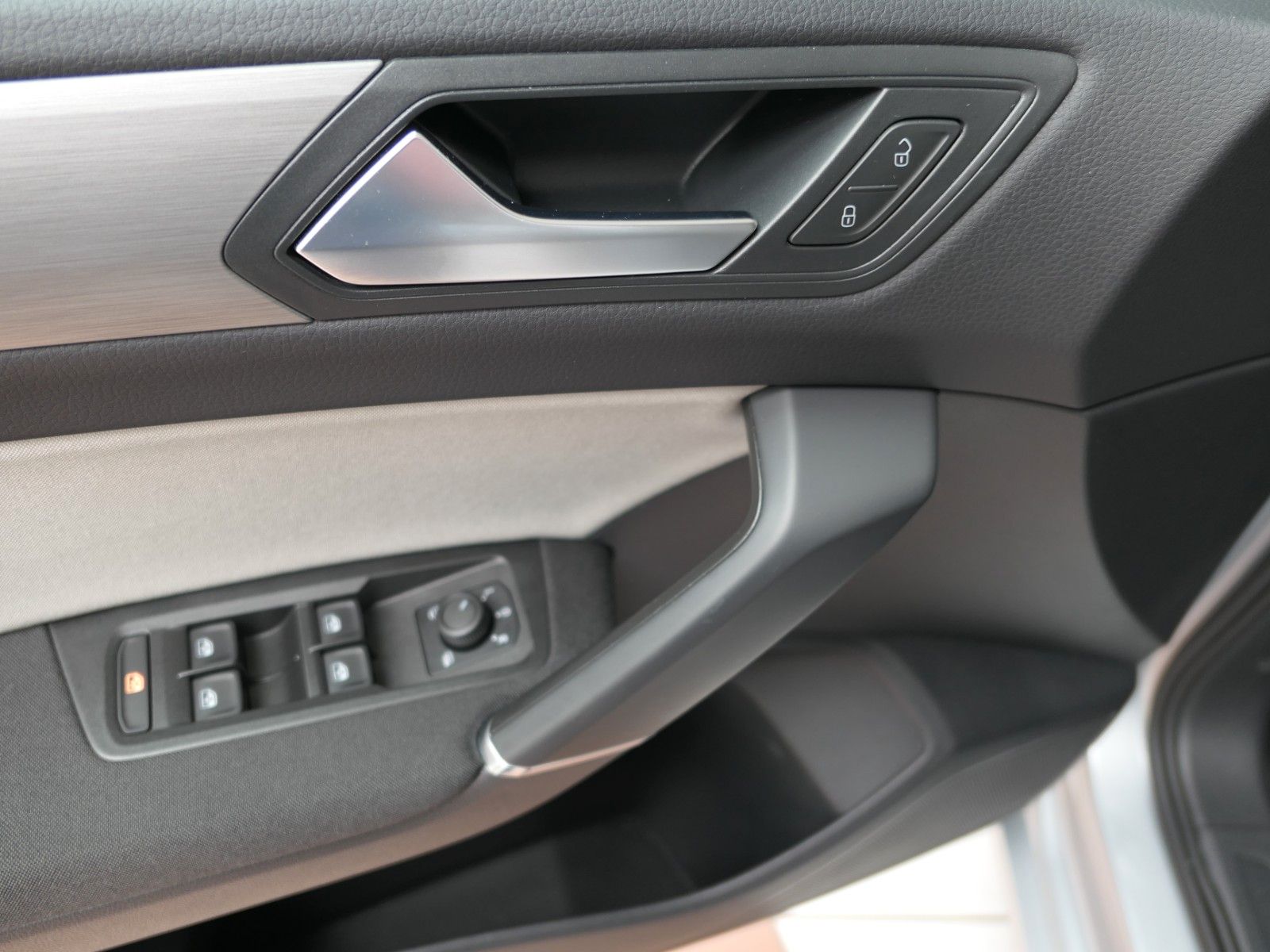 Fahrzeugabbildung Volkswagen Touran 1.5 TSI DSG*LM*NAVI*7 Sitze*DAB*AHK*ACC