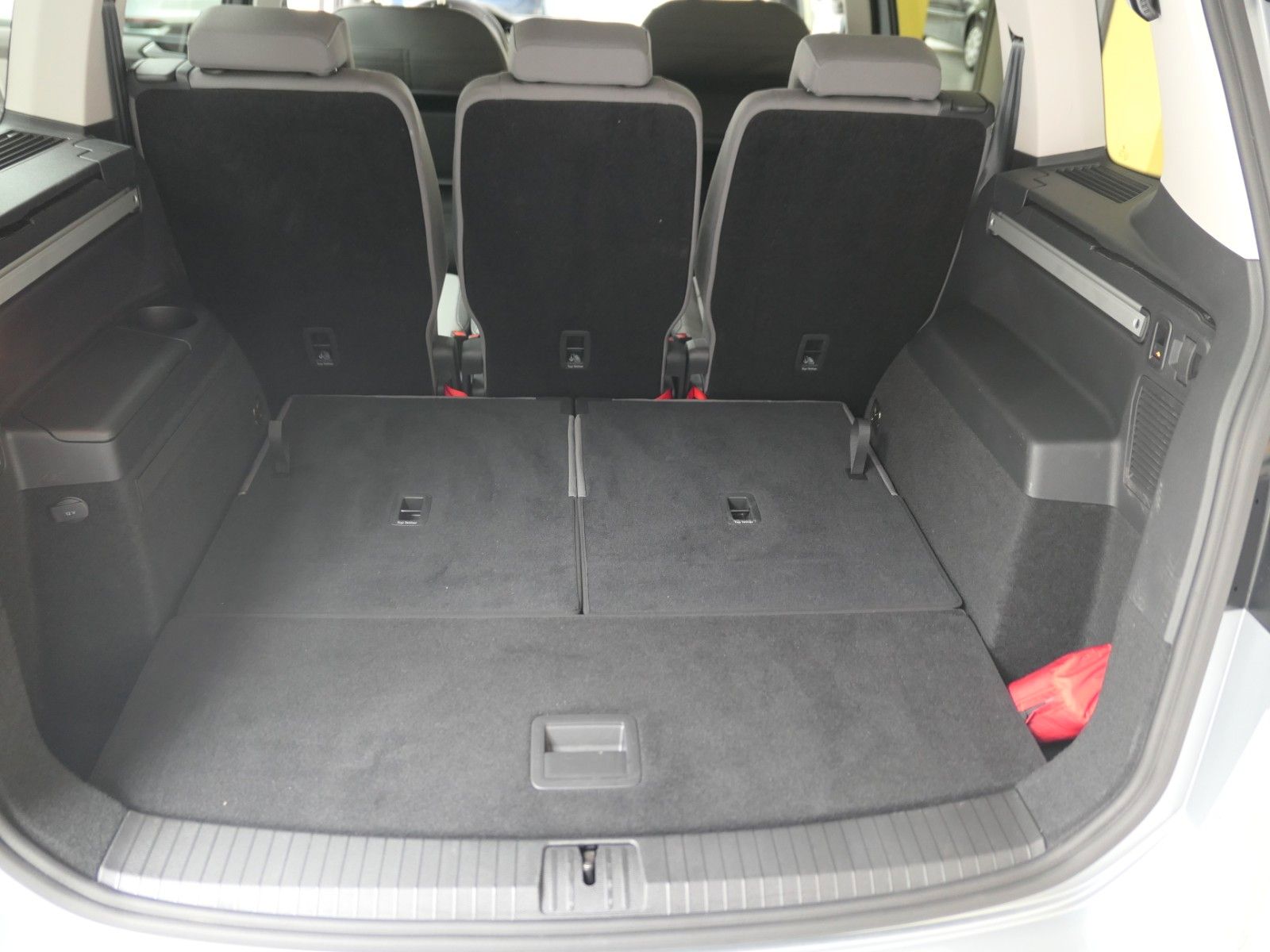 Fahrzeugabbildung Volkswagen Touran 1.5 TSI DSG*LM*NAVI*7 Sitze*DAB*AHK*ACC