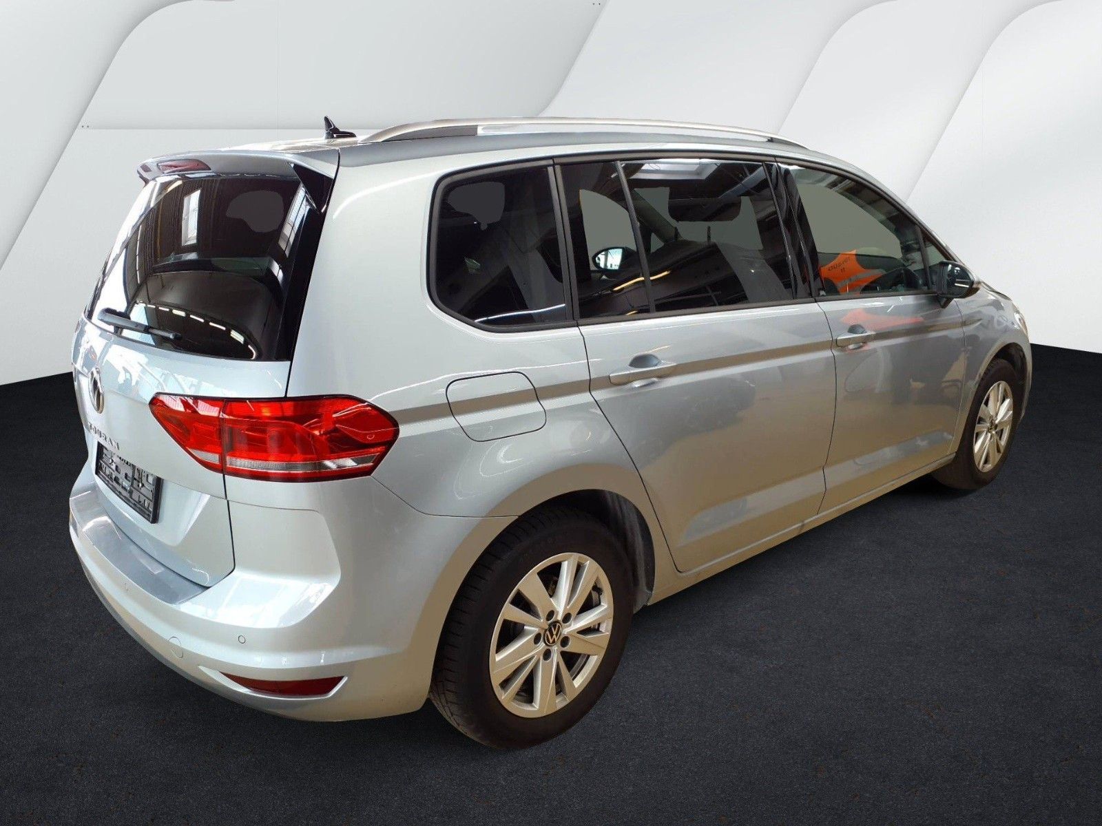 Fahrzeugabbildung Volkswagen Touran 1.5 TSI DSG*LM*NAVI*7 Sitze*DAB*AHK*ACC