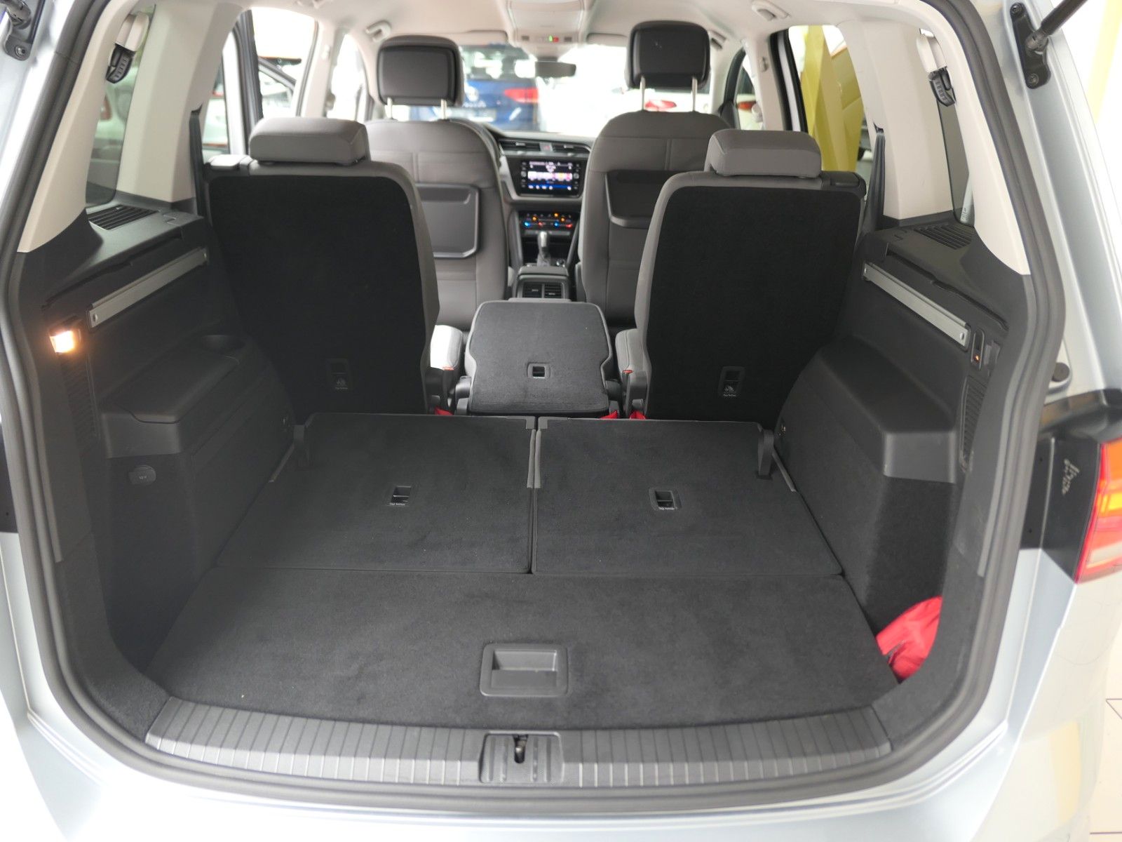 Fahrzeugabbildung Volkswagen Touran 1.5 TSI DSG*LM*NAVI*7 Sitze*DAB*AHK*ACC