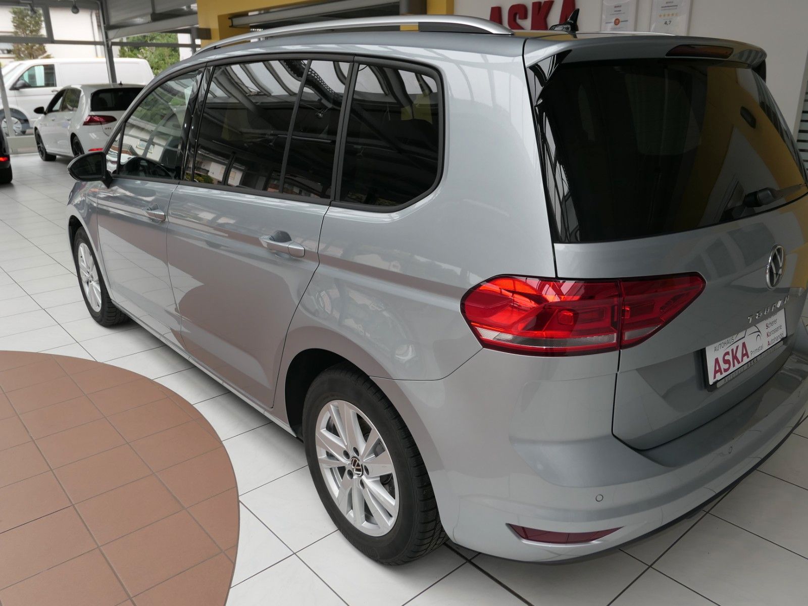 Fahrzeugabbildung Volkswagen Touran 1.5 TSI DSG*LM*NAVI*7 Sitze*DAB*AHK*ACC