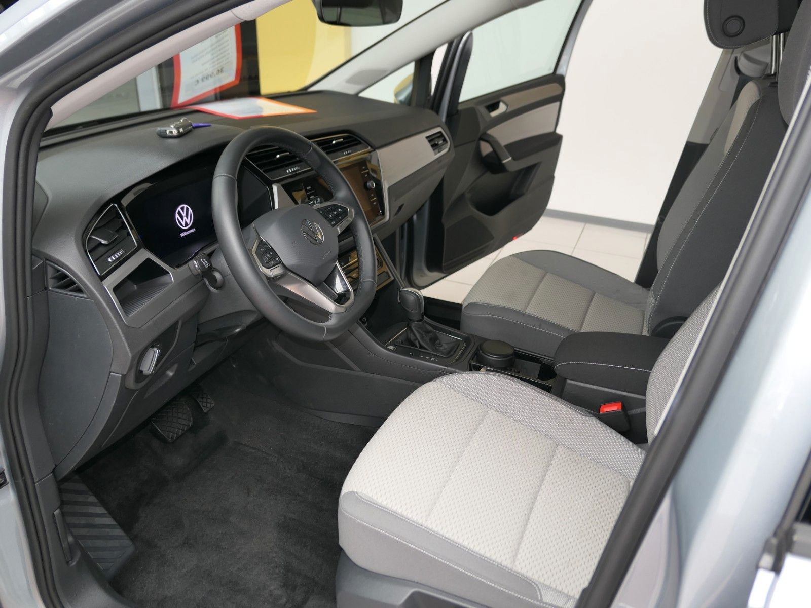 Fahrzeugabbildung Volkswagen Touran 1.5 TSI DSG*LM*NAVI*7 Sitze*DAB*AHK*ACC