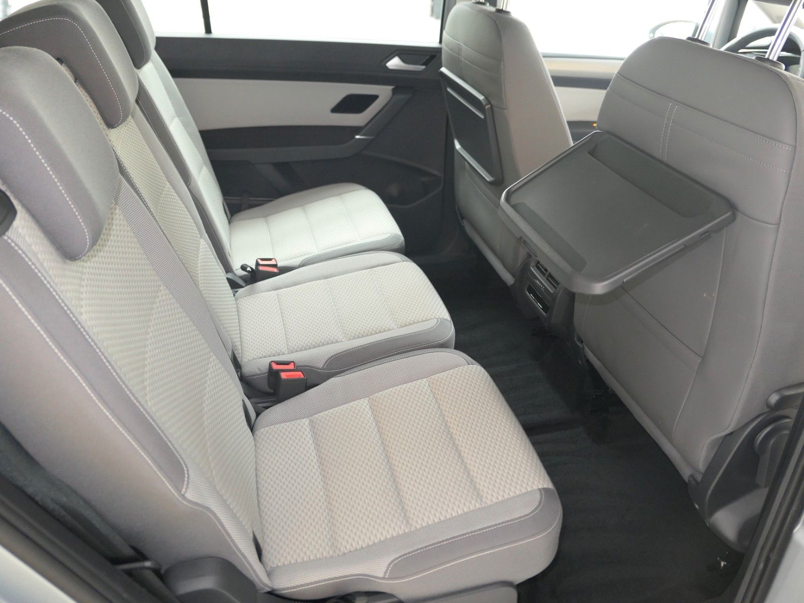 Fahrzeugabbildung Volkswagen Touran 1.5 TSI DSG*LM*NAVI*7 Sitze*DAB*AHK*ACC