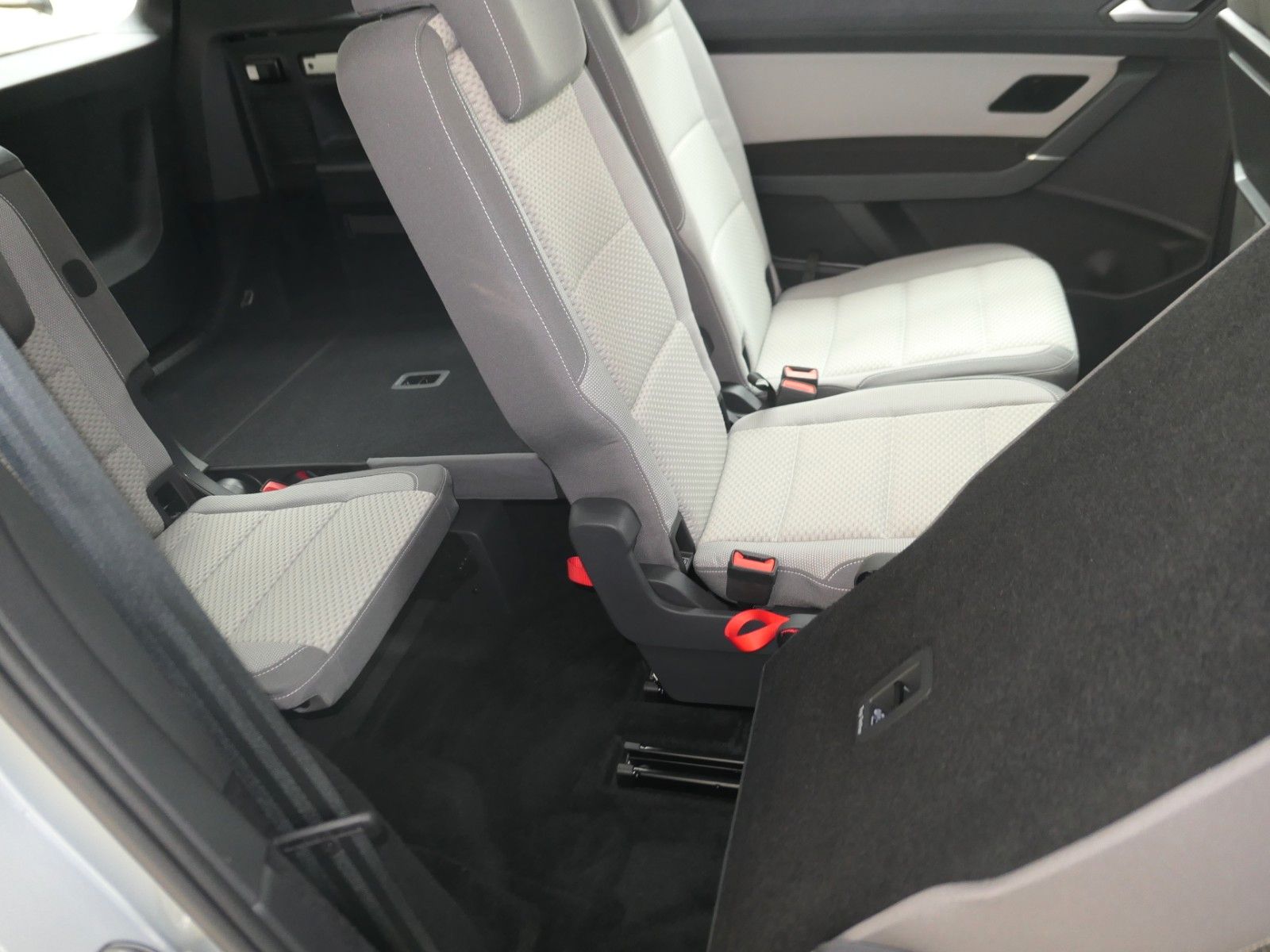 Fahrzeugabbildung Volkswagen Touran 1.5 TSI DSG*LM*NAVI*7 Sitze*DAB*AHK*ACC