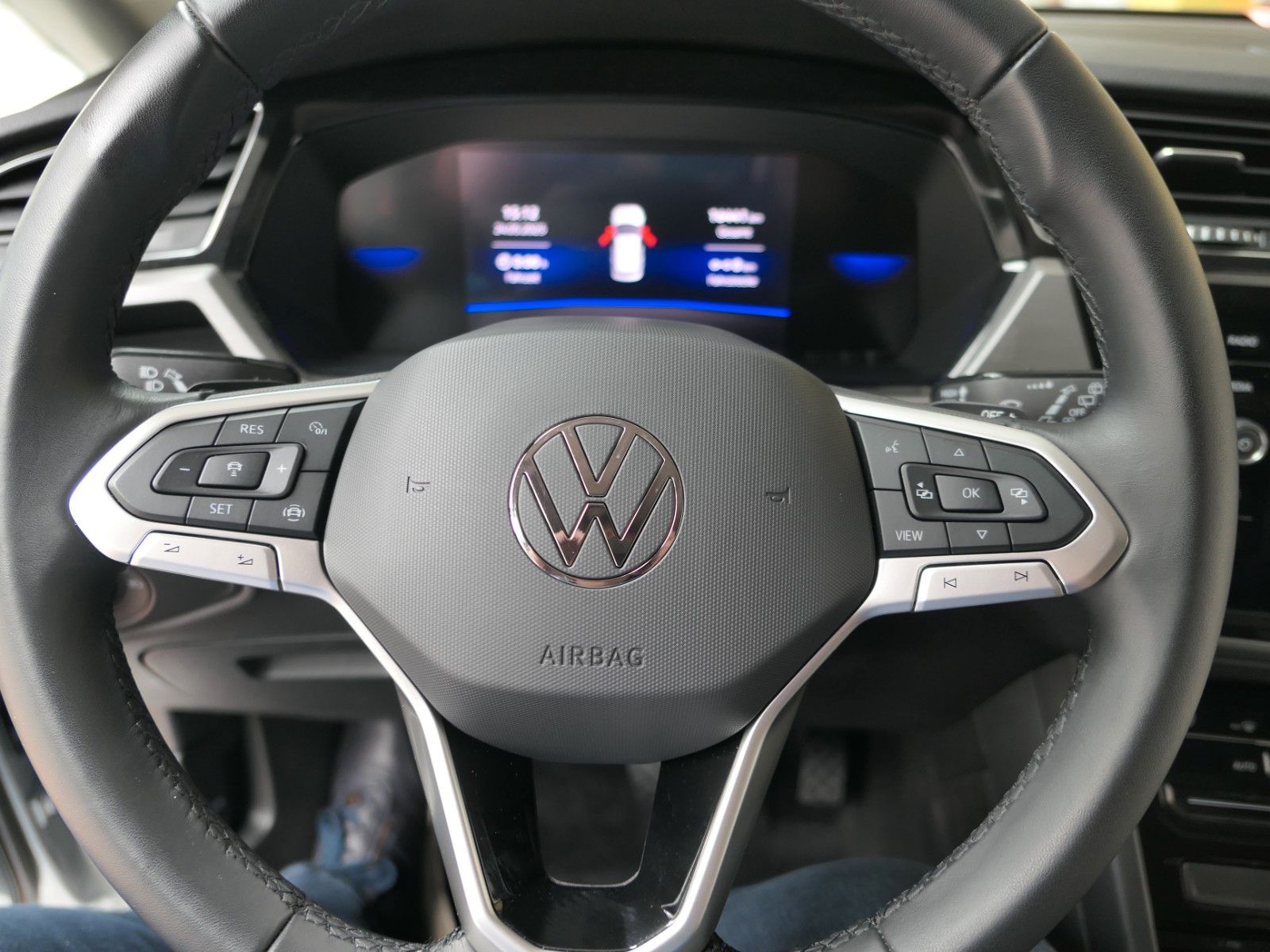 Fahrzeugabbildung Volkswagen Touran 1.5 TSI DSG*LM*NAVI*7 Sitze*DAB*AHK*ACC