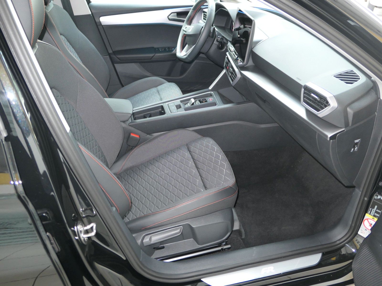 Fahrzeugabbildung SEAT Leon Sportstourer 1.5 eTSI*DSG*NAVI*ACC*FullLink