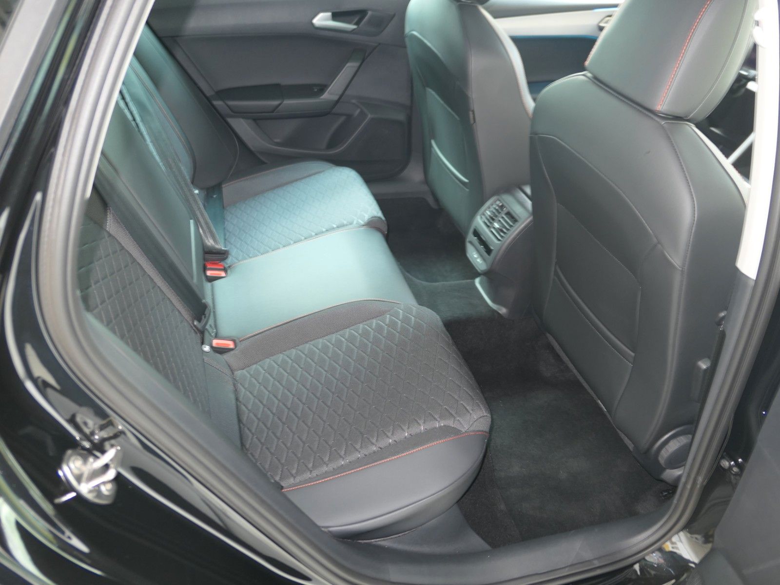 Fahrzeugabbildung SEAT Leon Sportstourer 1.5 eTSI*DSG*NAVI*ACC*FullLink
