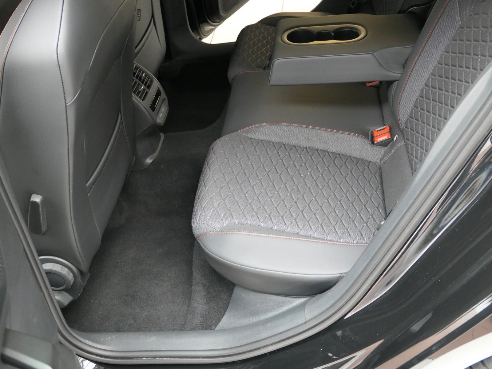 Fahrzeugabbildung SEAT Leon FR 1.5 eTSI*DSG*ACC*NAVI*FullLink*Travelass
