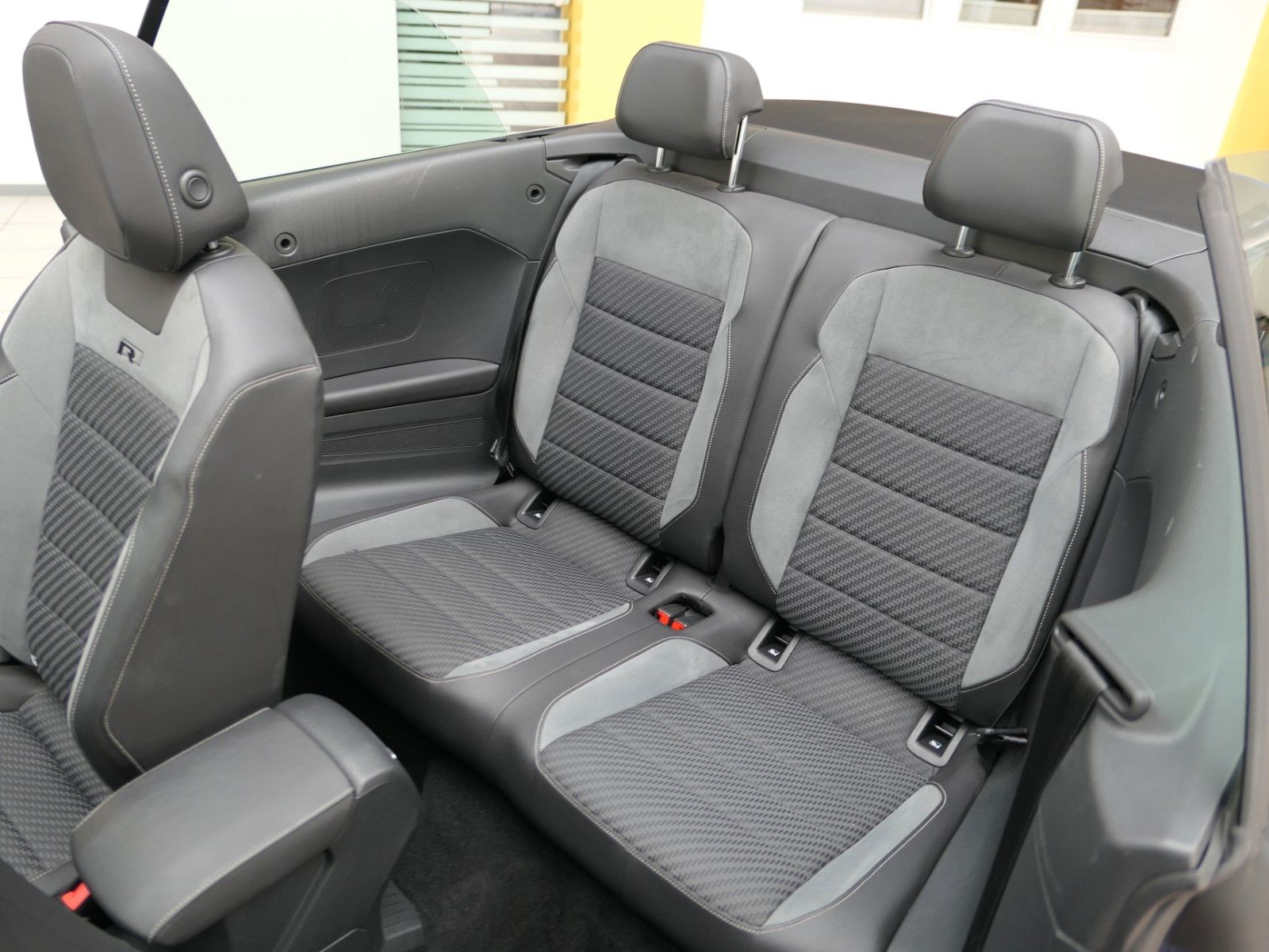 Fahrzeugabbildung Volkswagen Cabrio 1.5TSI  R-Line*Navi*Sportfahrwerk*ACC*RFK