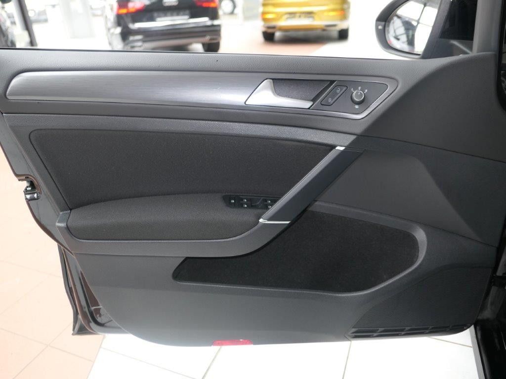 Fahrzeugabbildung Volkswagen Golf Variant 1.5 TSI DSG ACC Navi  DYNAUDIO