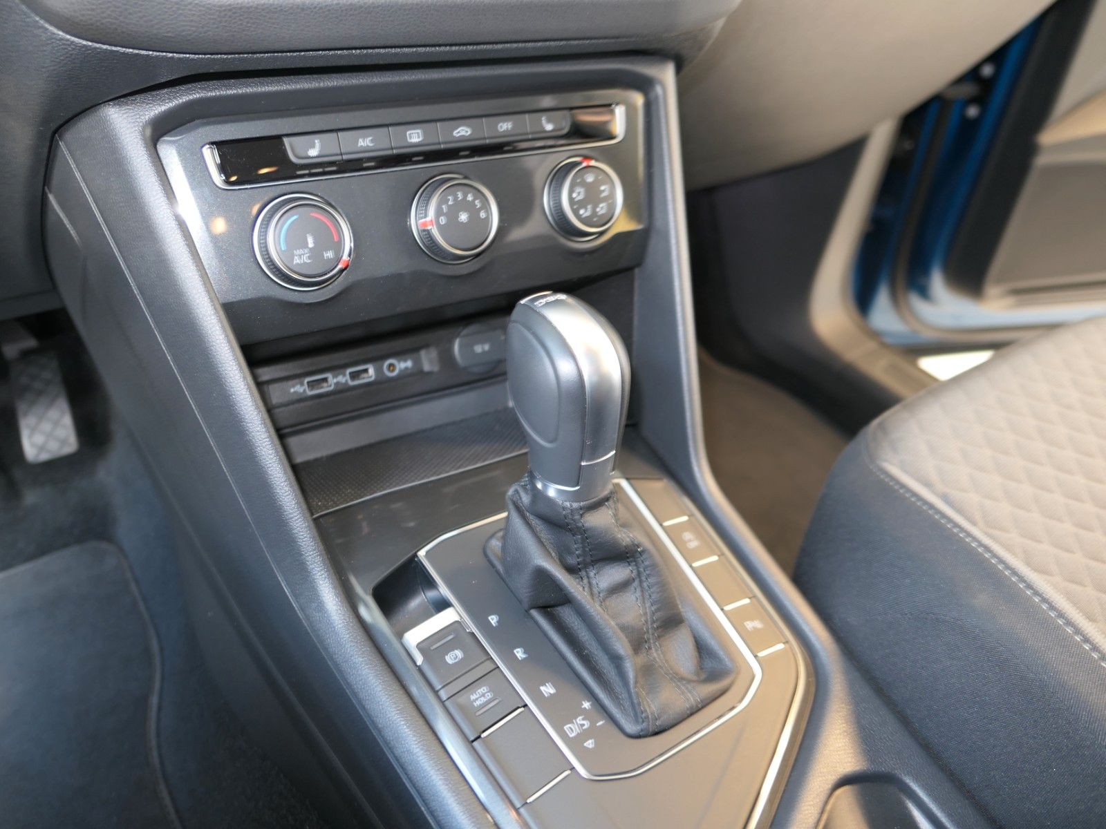 Fahrzeugabbildung Volkswagen Tiguan 2.0 TDI DSG*Navi + AppConnect*ACC*Alarm*