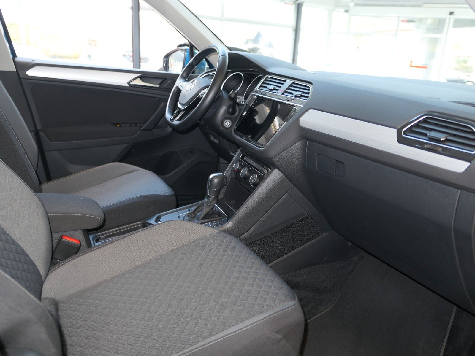 Fahrzeugabbildung Volkswagen Tiguan 2.0 TDI DSG*Navi + AppConnect*ACC*Alarm*