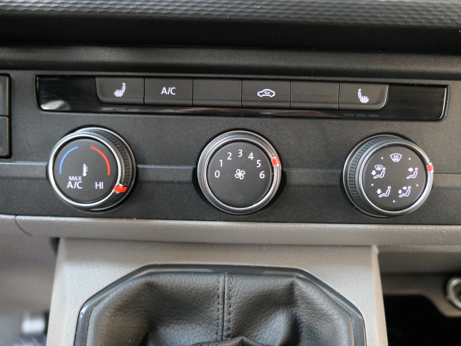 Fahrzeugabbildung Volkswagen T6.1 Kasten 2.0 TDI*Navi+AppConn.*Heckflügeltür*