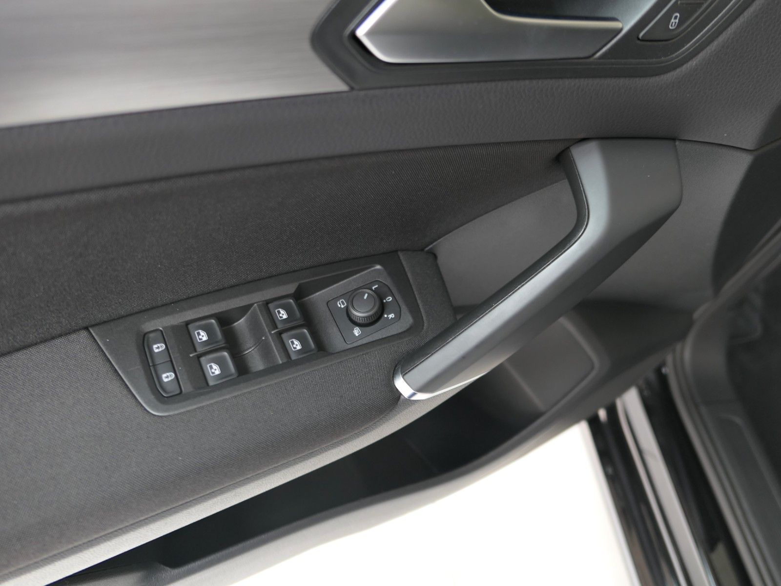 Fahrzeugabbildung Volkswagen Touran 1.5TSI DSG*AHK*DYNAUDIO*Panoramadach*StHz