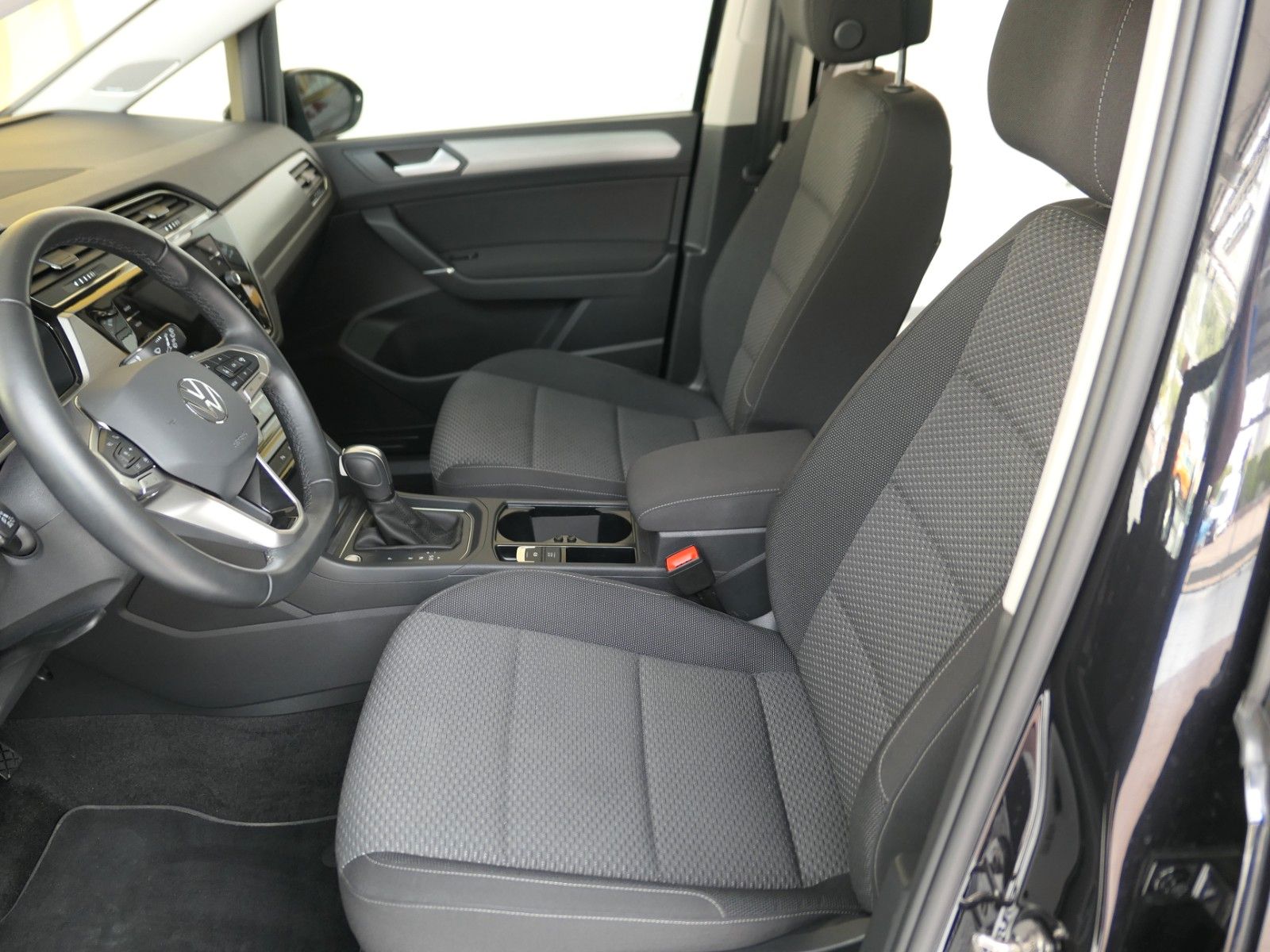 Fahrzeugabbildung Volkswagen Touran 1.5TSI DSG*AHK*DYNAUDIO*Panoramadach*StHz