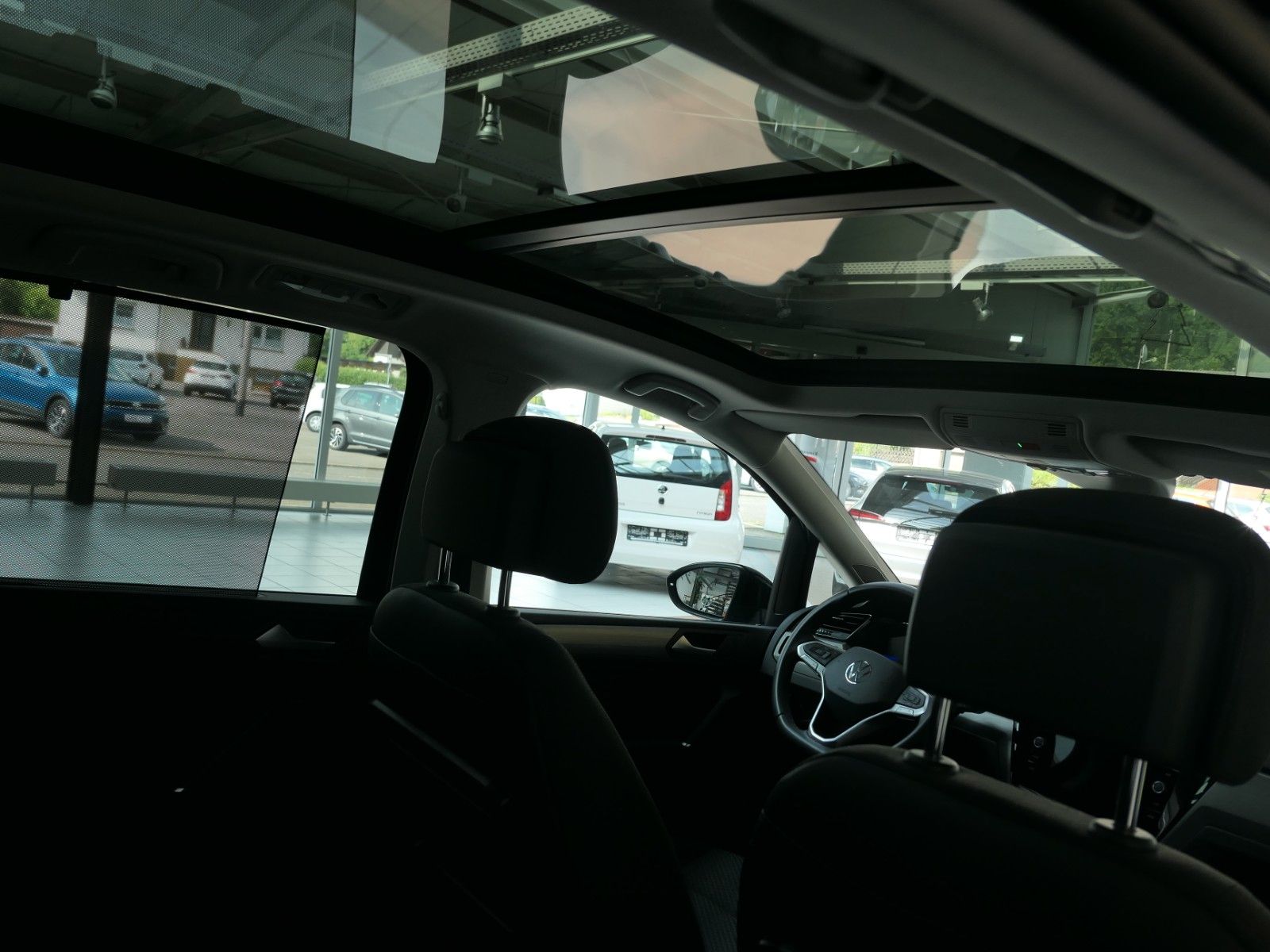 Fahrzeugabbildung Volkswagen Touran 1.5TSI DSG*AHK*DYNAUDIO*Panoramadach*StHz