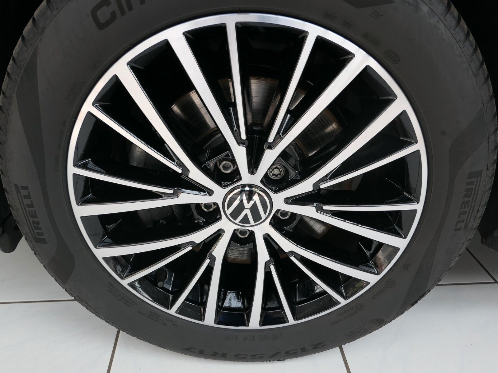 Fahrzeugabbildung Volkswagen Touran 1.5TSI DSG*AHK*DYNAUDIO*Panoramadach*StHz