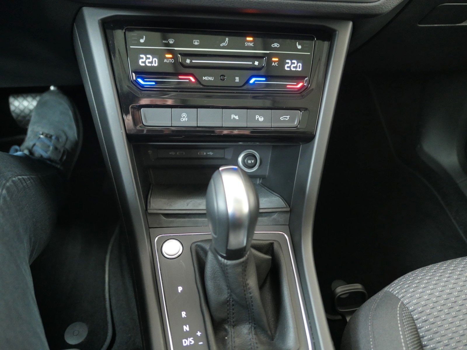 Fahrzeugabbildung Volkswagen Touran 1.5TSI DSG*AHK*DYNAUDIO*Panoramadach*StHz