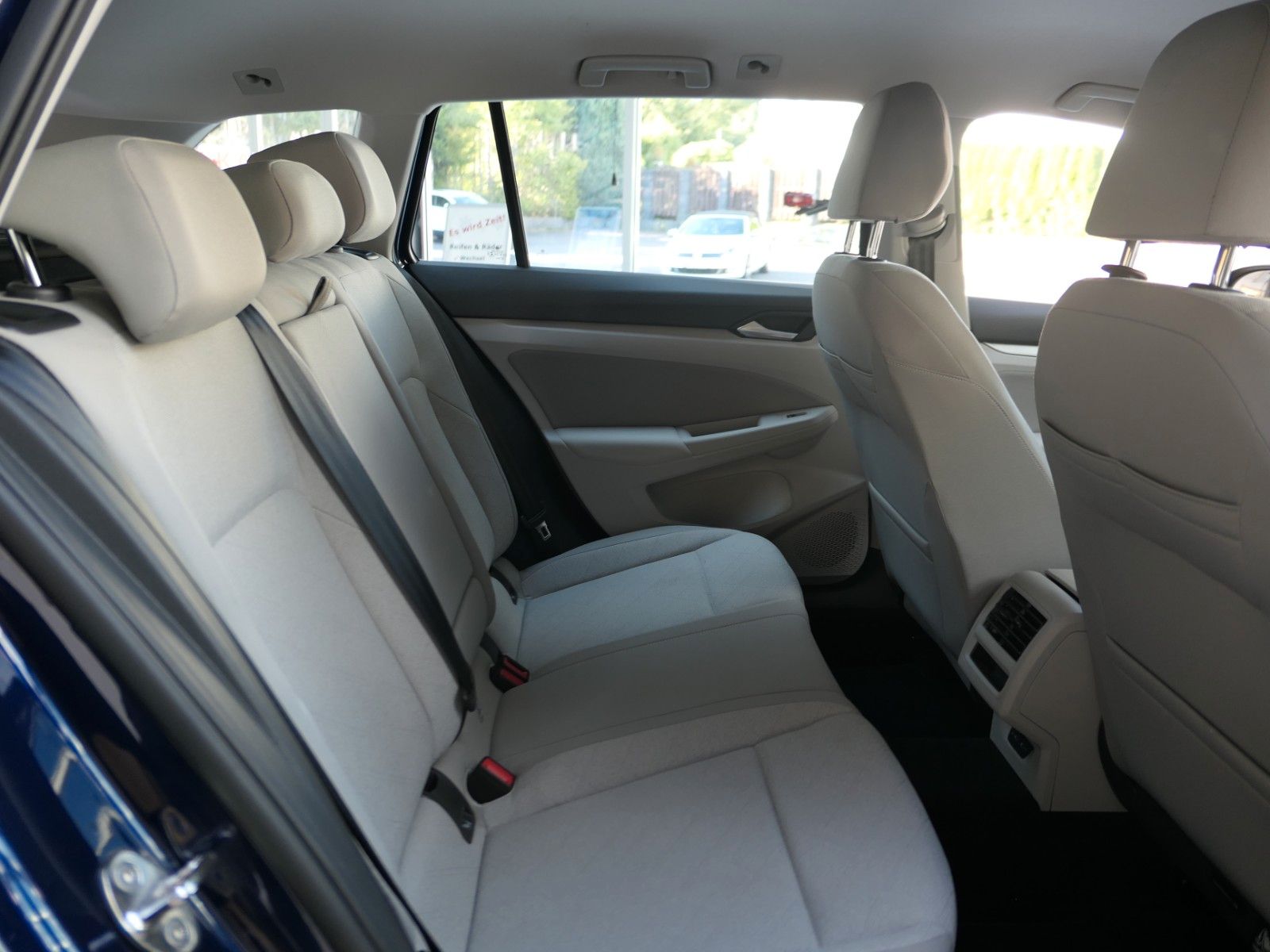 Fahrzeugabbildung Volkswagen Golf VIII Variant 110 TSI Life*NAVI*App*RFK*ACC