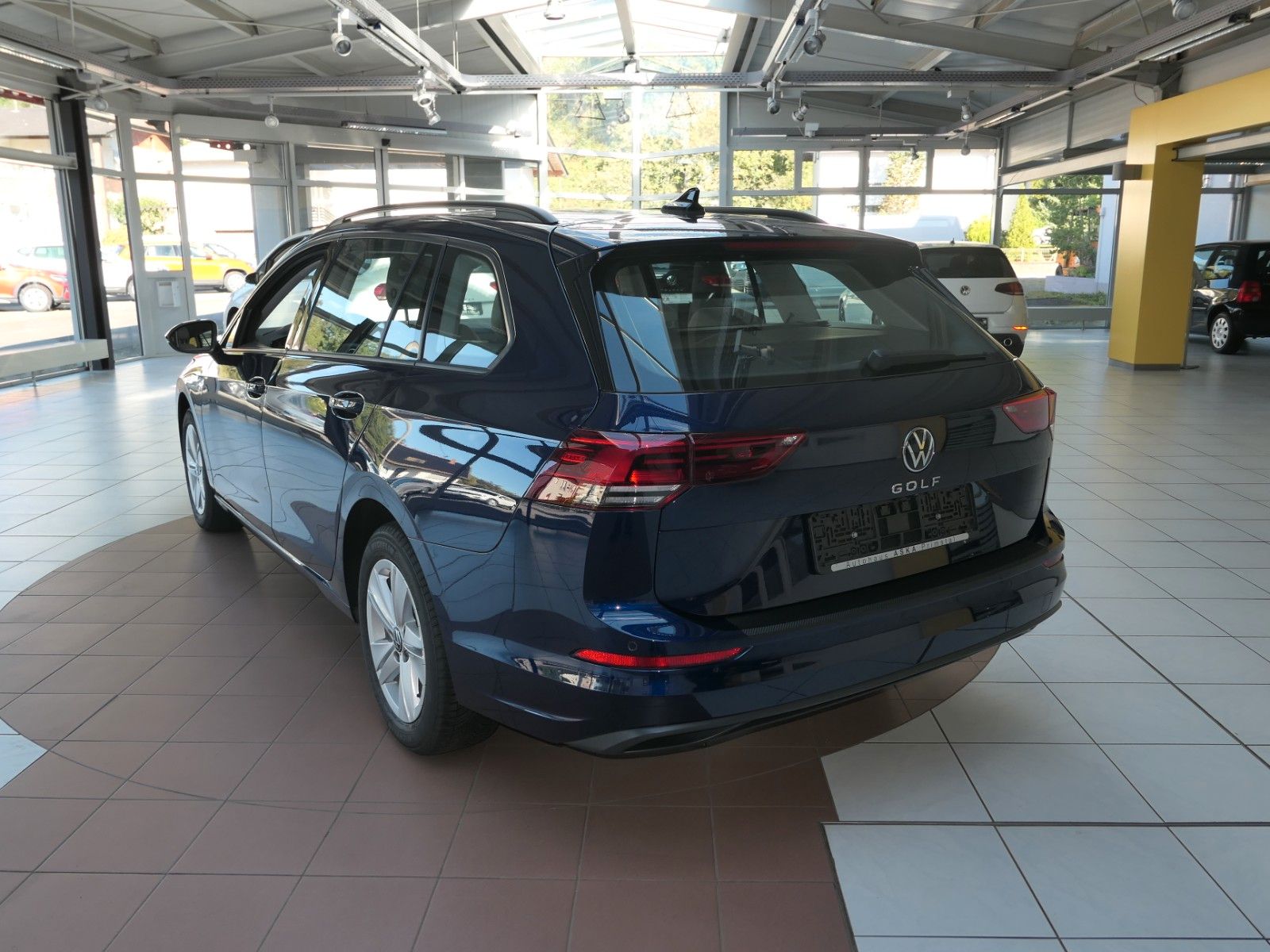Fahrzeugabbildung Volkswagen Golf VIII Variant 110 TSI Life*NAVI*App*RFK*ACC
