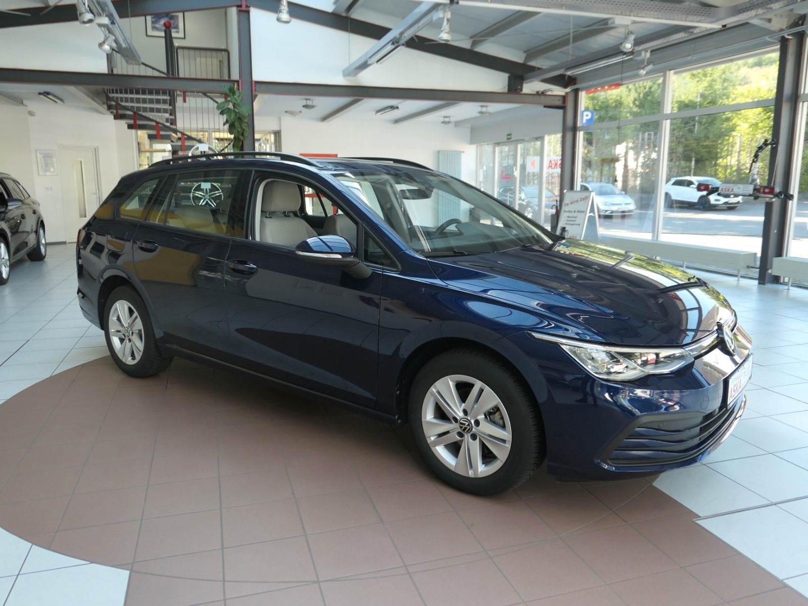 Fahrzeugabbildung Volkswagen Golf VIII Variant 110 TSI Life*NAVI*App*RFK*ACC