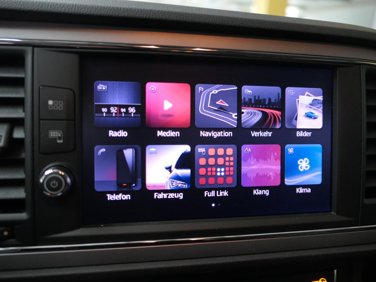 Fahrzeugabbildung SEAT Leon Navi*PDC*LM*DAB*GRA*Sportlenkrad