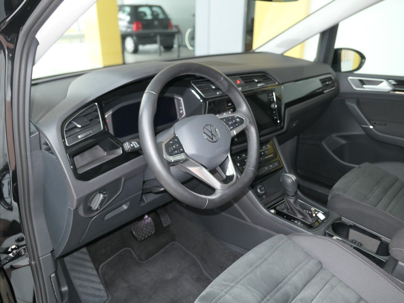 Fahrzeugabbildung Volkswagen Touran Highline*R-Line-Pak*DSG*NAVI*AHK*Panorama