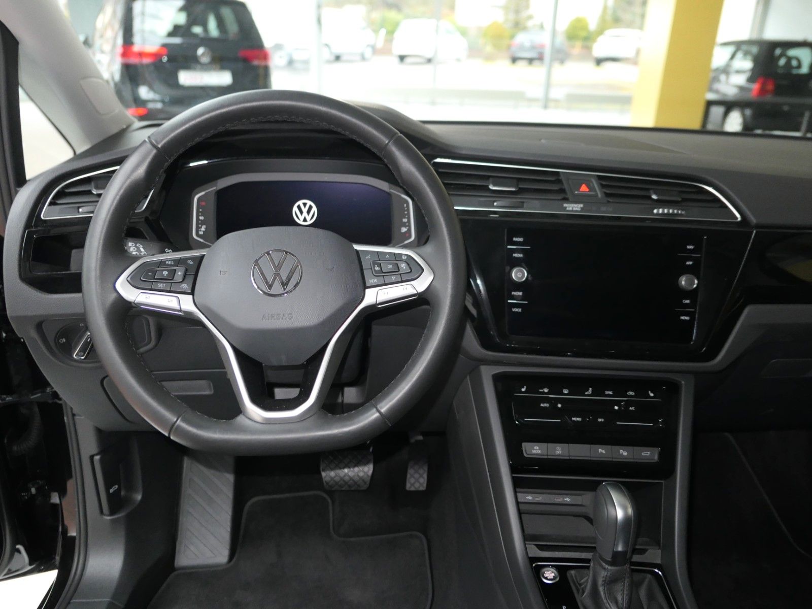 Fahrzeugabbildung Volkswagen Touran Highline*R-Line-Pak*DSG*NAVI*AHK*Panorama