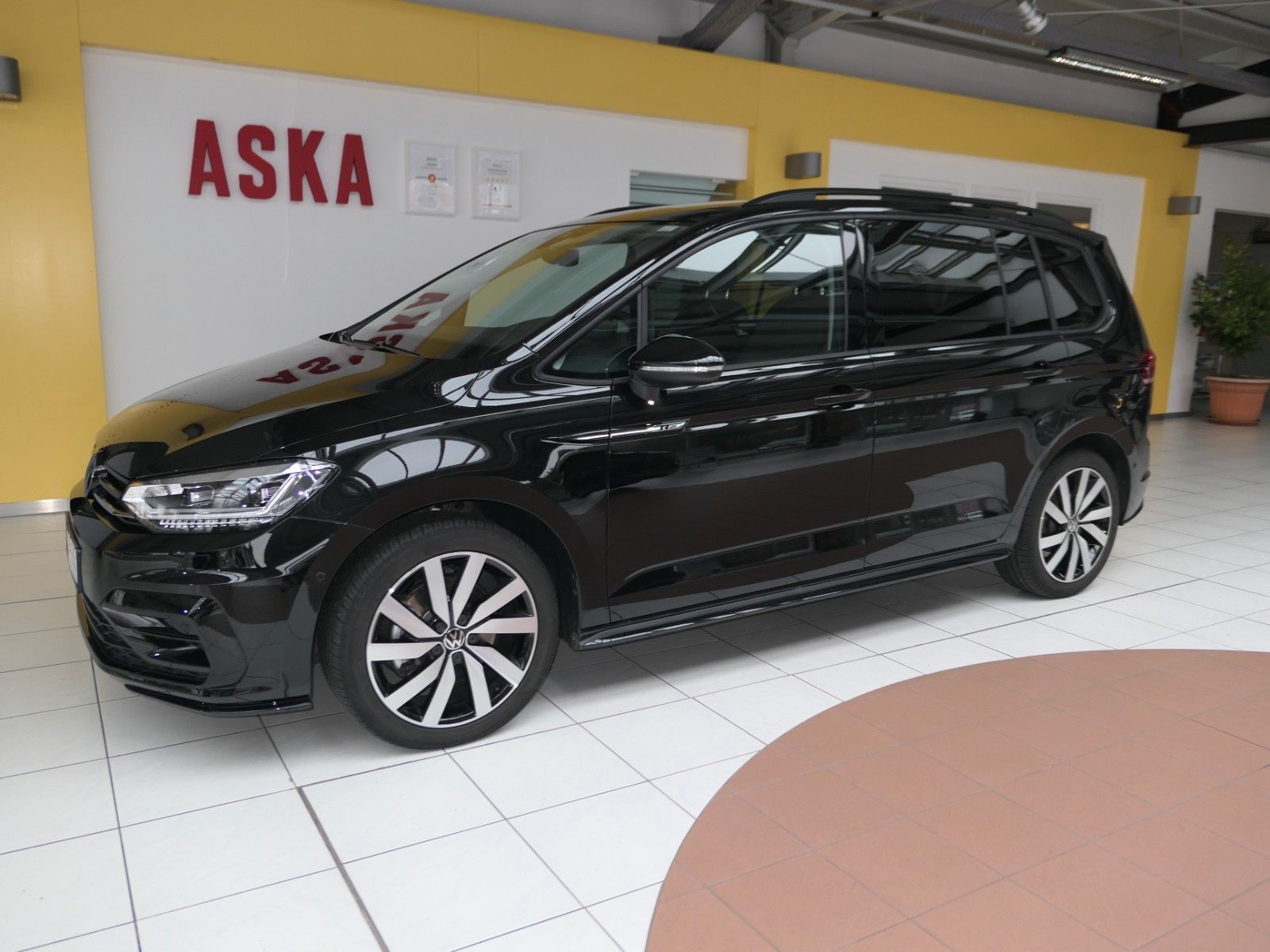 Fahrzeugabbildung Volkswagen Touran Highline*R-Line-Pak*DSG*NAVI*AHK*Panorama