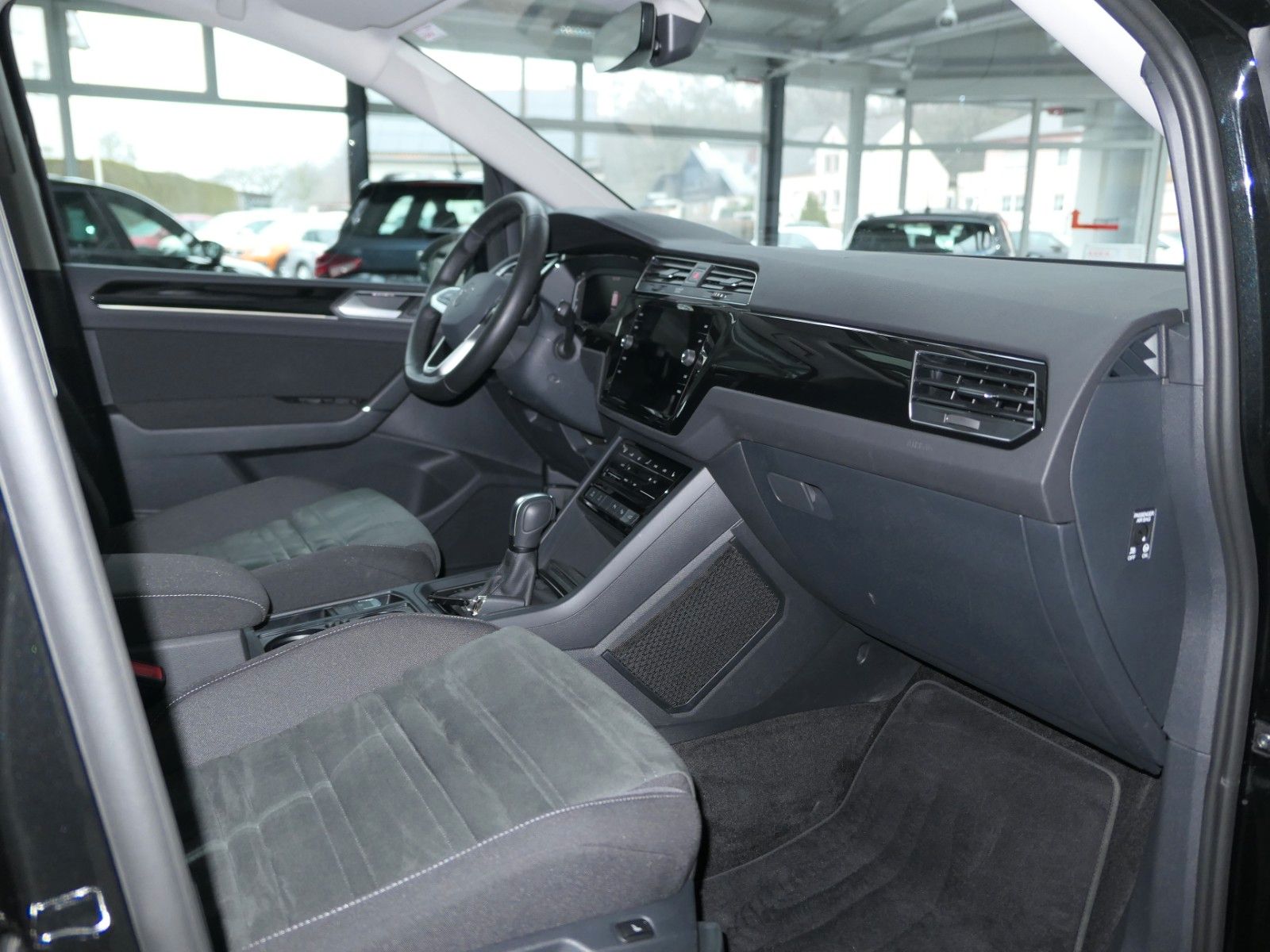 Fahrzeugabbildung Volkswagen Touran Highline*R-Line-Pak*DSG*NAVI*AHK*Panorama