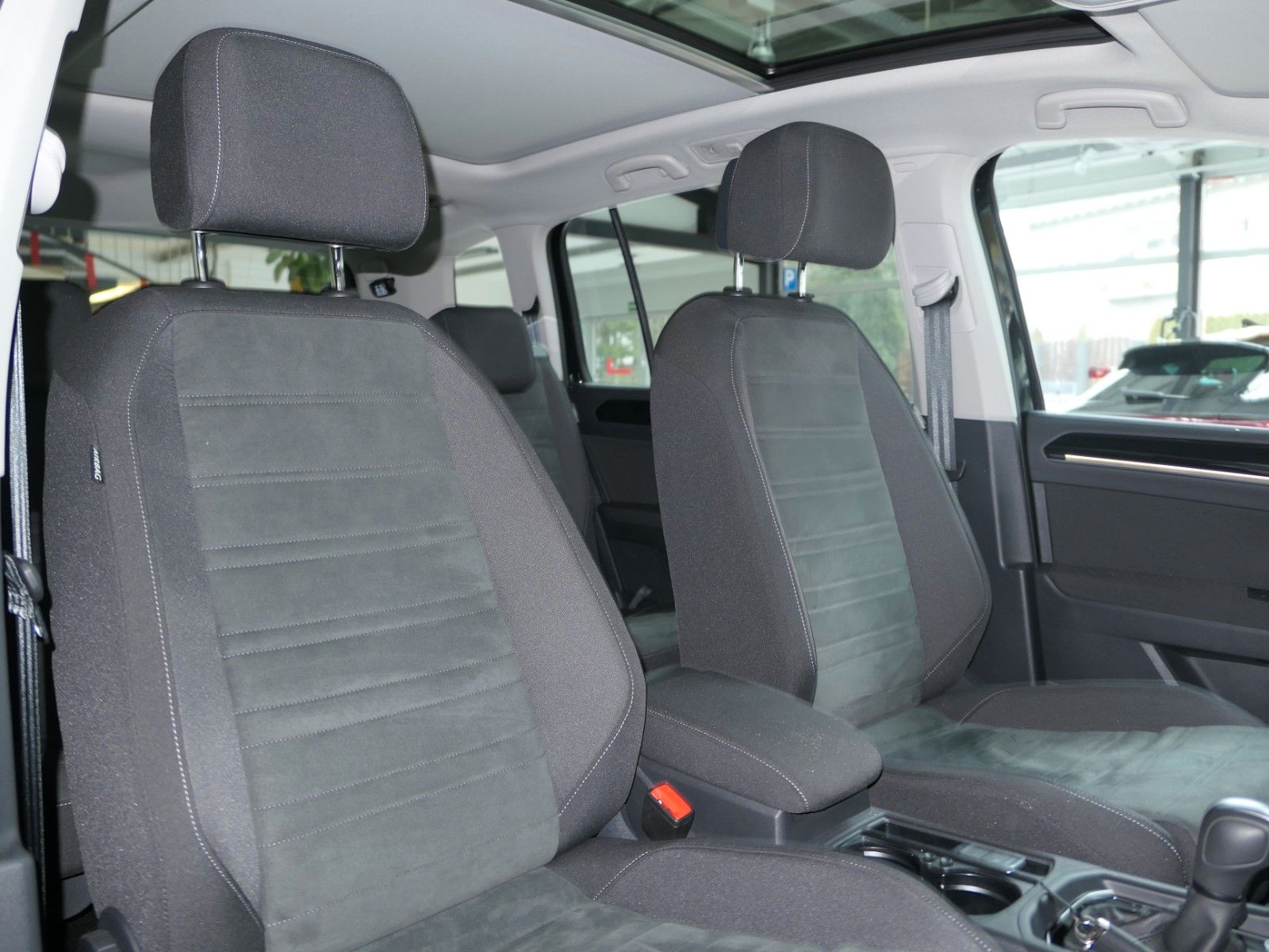 Fahrzeugabbildung Volkswagen Touran Highline*R-Line-Pak*DSG*NAVI*AHK*Panorama