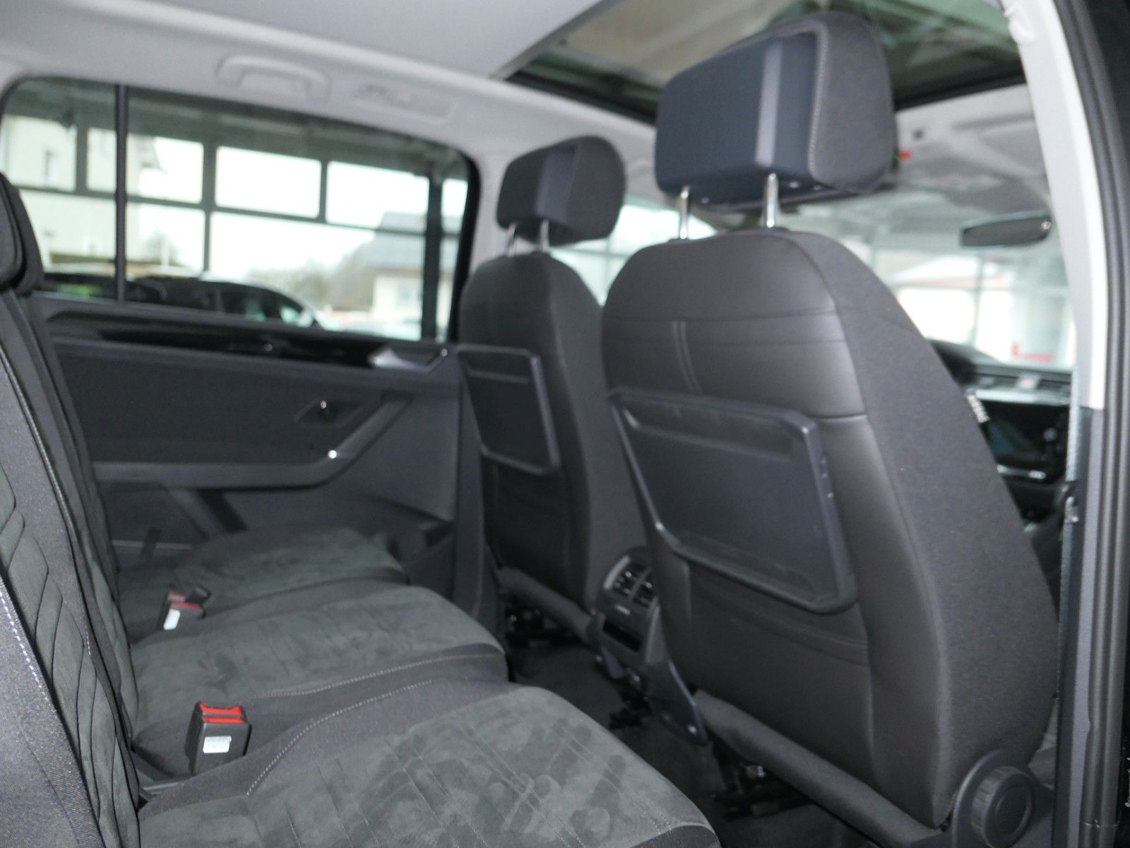 Fahrzeugabbildung Volkswagen Touran Highline*R-Line-Pak*DSG*NAVI*AHK*Panorama